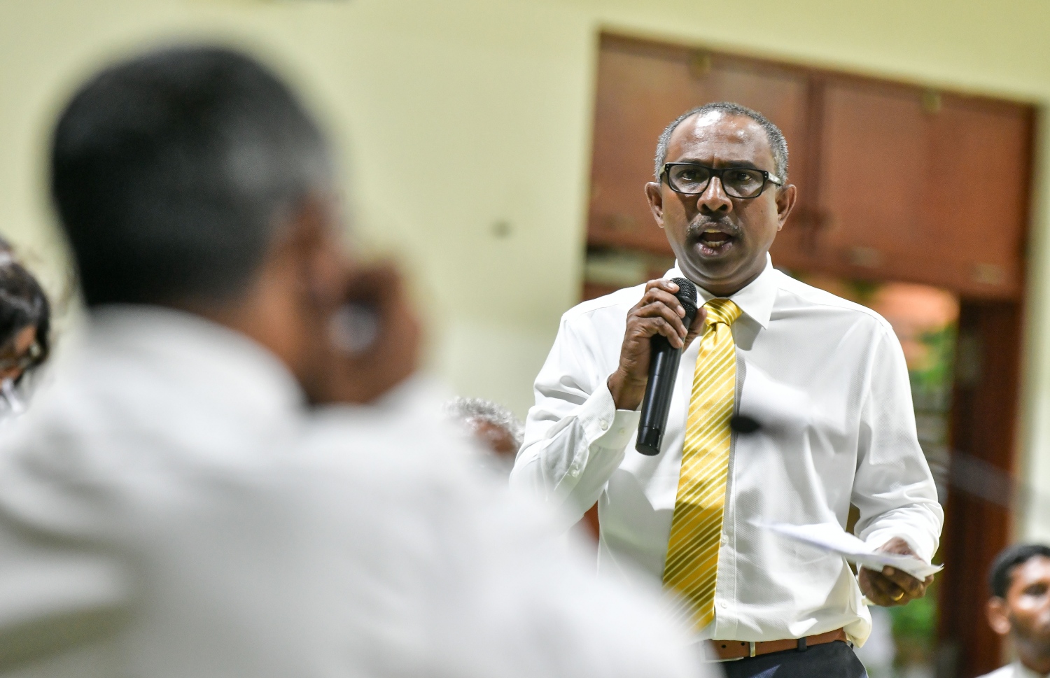 އެމްޑީޕީގެ ރިޔާސީ ޕްރައިމަރީގެ އިންތިހާބީ ކޮމިޓީ އަށް އައްޔަންކުރާ ފަސް މެންބަރެއްގެ ނަން އެ ޕާޓީގެ ގައުމީ މަޖިލީހުން ފާސްކުރުމަށް ރޭ ތާޖުއްދީން ސްކޫލް ހޯލުގައި ބޭއްވި ގައުމީ މަޖިލީހުގެ ބައްދަލުވުމުގައި މެދުހެންވޭރު ދައީރާގެ މަޖިލިސް މެމްބަރު އަލީ އާޒިމް ވާހަކަ ދައްކަވަނީ. ދެ ރައީސުންގެ ވާދަވެރިކަން ބޮޑުވެ، ޕާޓީ ތެރެ ހޫނުވެފައި ވަނިކޮށް، ރޭ ބޭއްވި ގައުމީ މަޖިލީހުން ވަނީ އިންތިހާބީ ކޮމިޓީ އަށް ރައީސް އިބްރާހިމް މުހައްމަދު ސޯލިހުގެ ފެކްޝަންގެ 5 ނަން ފާސް ކޮށްފައި.-- ފޮޓޯ: ނިޝާން އަލީ | މިހާރު