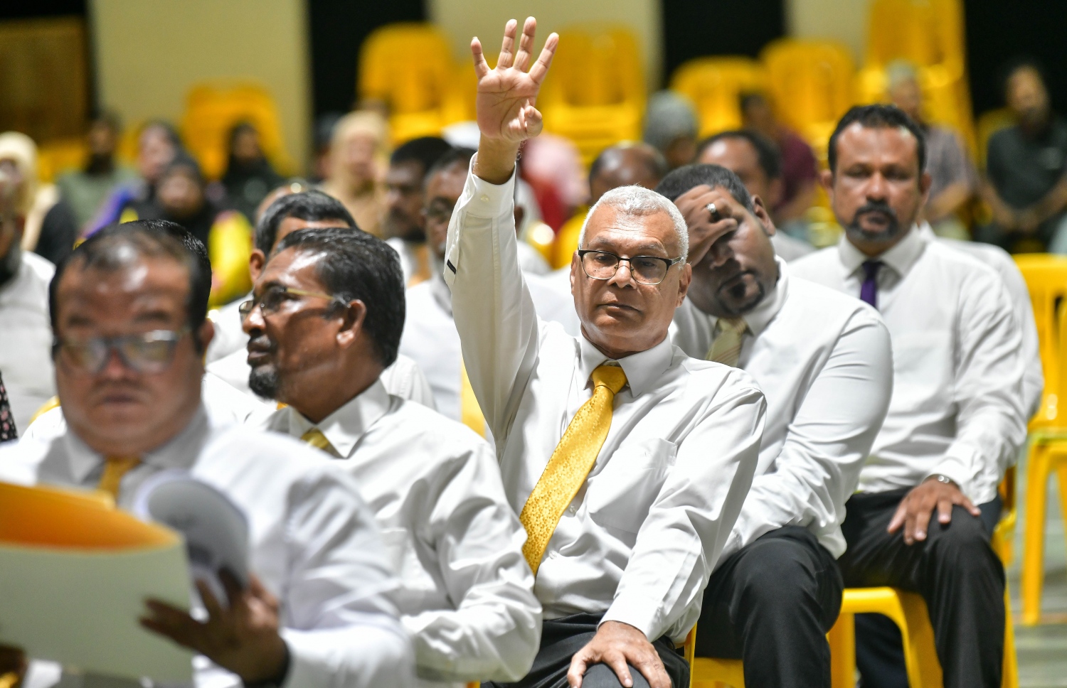 އެމްޑީޕީގެ ރިޔާސީ ޕްރައިމަރީގެ އިންތިހާބީ ކޮމިޓީ އަށް އައްޔަންކުރާ ފަސް މެންބަރެއްގެ ނަން އެ ޕާޓީގެ ގައުމީ މަޖިލީހުން ފާސްކުރުމަށް ރޭ ތާޖުއްދީން ސްކޫލް ހޯލުގައި ބޭއްވި ގައުމީ މަޖިލީހުގެ ބައްދަލުވުން. ދެ ރައީސުންގެ ވާދަވެރިކަން ބޮޑުވެ، ޕާޓީ ތެރެ ހޫނުވެފައި ވަނިކޮށް، ރޭ ބޭއްވި ގައުމީ މަޖިލީހުން ވަނީ އިންތިހާބީ ކޮމިޓީ އަށް ރައީސް އިބްރާހިމް މުހައްމަދު ސޯލިހުގެ ފެކްޝަންގެ 5 ނަން ފާސް ކޮށްފައި.-- ފޮޓޯ: ނިޝާން އަލީ | މިހާރު