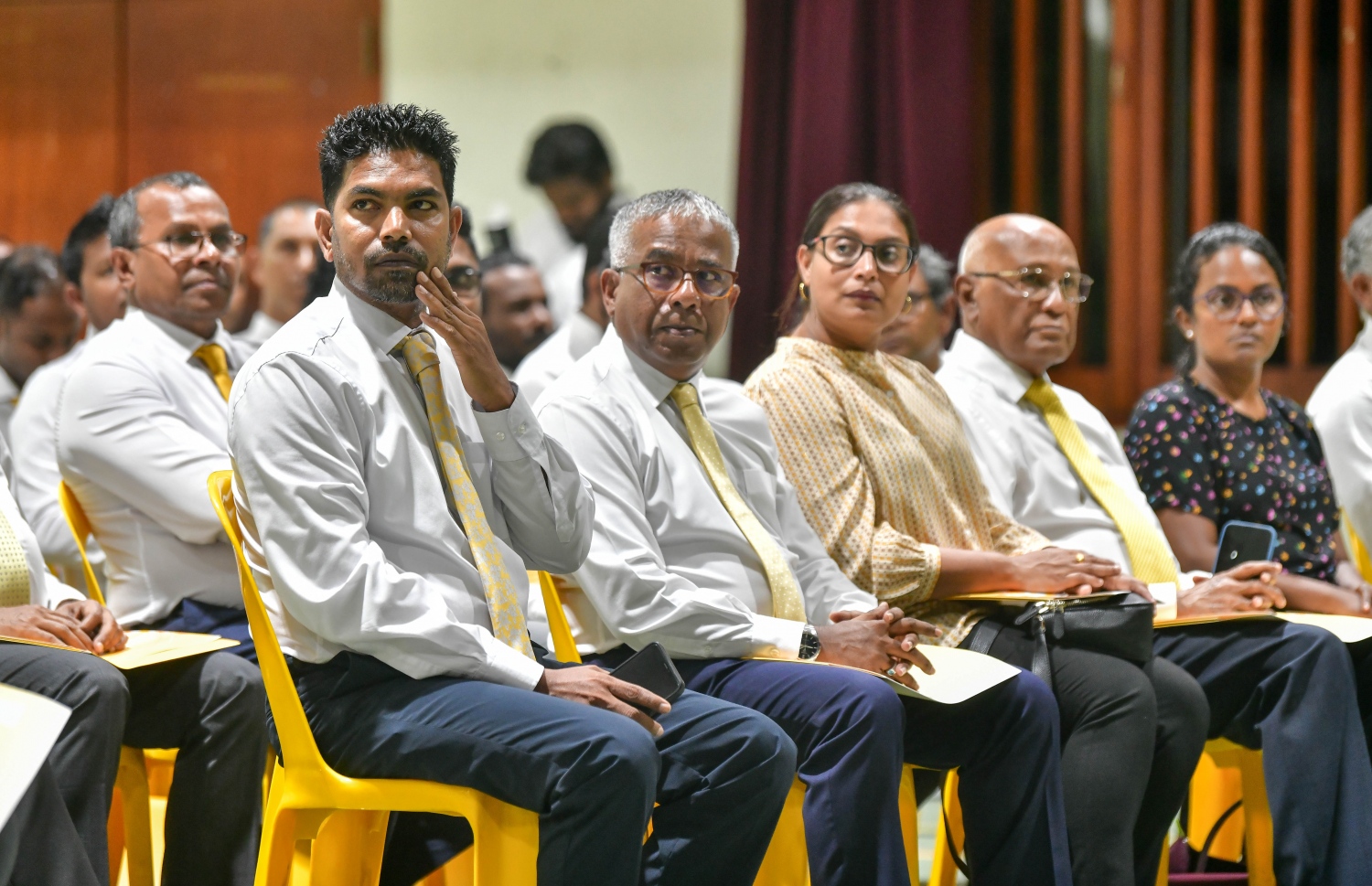 އެމްޑީޕީގެ ރިޔާސީ ޕްރައިމަރީގެ އިންތިހާބީ ކޮމިޓީ އަށް އައްޔަންކުރާ ފަސް މެންބަރެއްގެ ނަން އެ ޕާޓީގެ ގައުމީ މަޖިލީހުން ފާސްކުރުމަށް ރޭ ތާޖުއްދީން ސްކޫލް ހޯލުގައި ބޭއްވި ގައުމީ މަޖިލީހުގެ ބައްދަލުވުން. ދެ ރައީސުންގެ ވާދަވެރިކަން ބޮޑުވެ، ޕާޓީ ތެރެ ހޫނުވެފައި ވަނިކޮށް، ރޭ ބޭއްވި ގައުމީ މަޖިލީހުން ވަނީ އިންތިހާބީ ކޮމިޓީ އަށް ރައީސް އިބްރާހިމް މުހައްމަދު ސޯލިހުގެ ފެކްޝަންގެ 5 ނަން ފާސް ކޮށްފައި.-- ފޮޓޯ: ނިޝާން އަލީ | މިހާރު