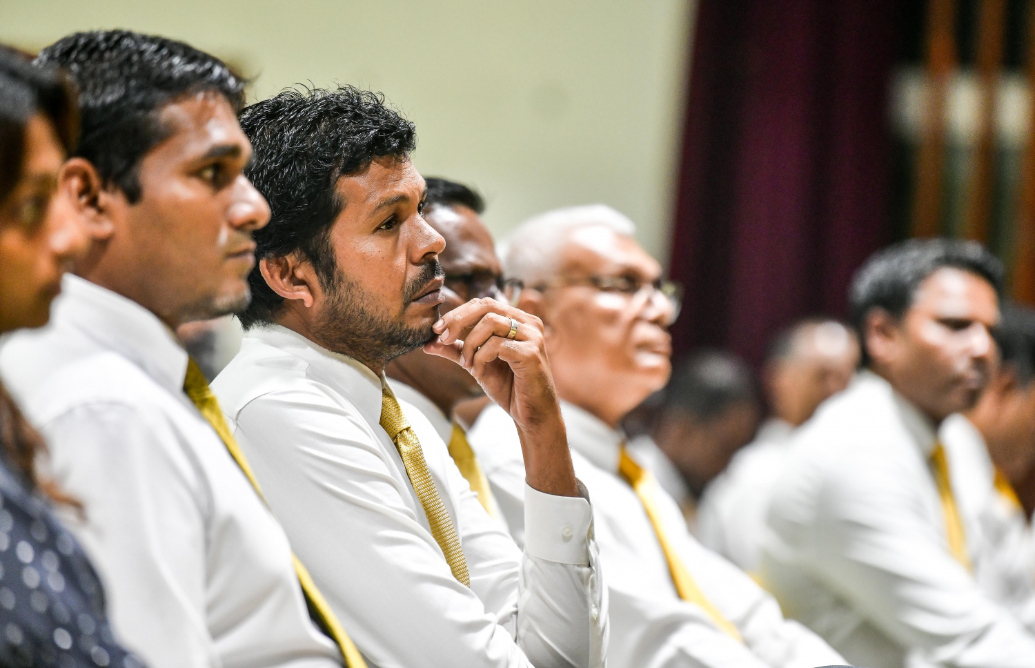 އެމްޑީޕީގެ ރިޔާސީ ޕްރައިމަރީގެ އިންތިހާބީ ކޮމިޓީ އަށް އައްޔަންކުރާ ފަސް މެންބަރެއްގެ ނަން އެ ޕާޓީގެ ގައުމީ މަޖިލީހުން ފާސްކުރުމަށް ރޭ ތާޖުއްދީން ސްކޫލް ހޯލުގައި ބޭއްވި ގައުމީ މަޖިލީހުގެ ބައްދަލުވުން. ދެ ރައީސުންގެ ވާދަވެރިކަން ބޮޑުވެ، ޕާޓީ ތެރެ ހޫނުވެފައި ވަނިކޮށް، ރޭ ބޭއްވި ގައުމީ މަޖިލީހުން ވަނީ އިންތިހާބީ ކޮމިޓީ އަށް ރައީސް އިބްރާހިމް މުހައްމަދު ސޯލިހުގެ ފެކްޝަންގެ 5 ނަން ފާސް ކޮށްފައި.-- ފޮޓޯ: ނިޝާން އަލީ | މިހާރު