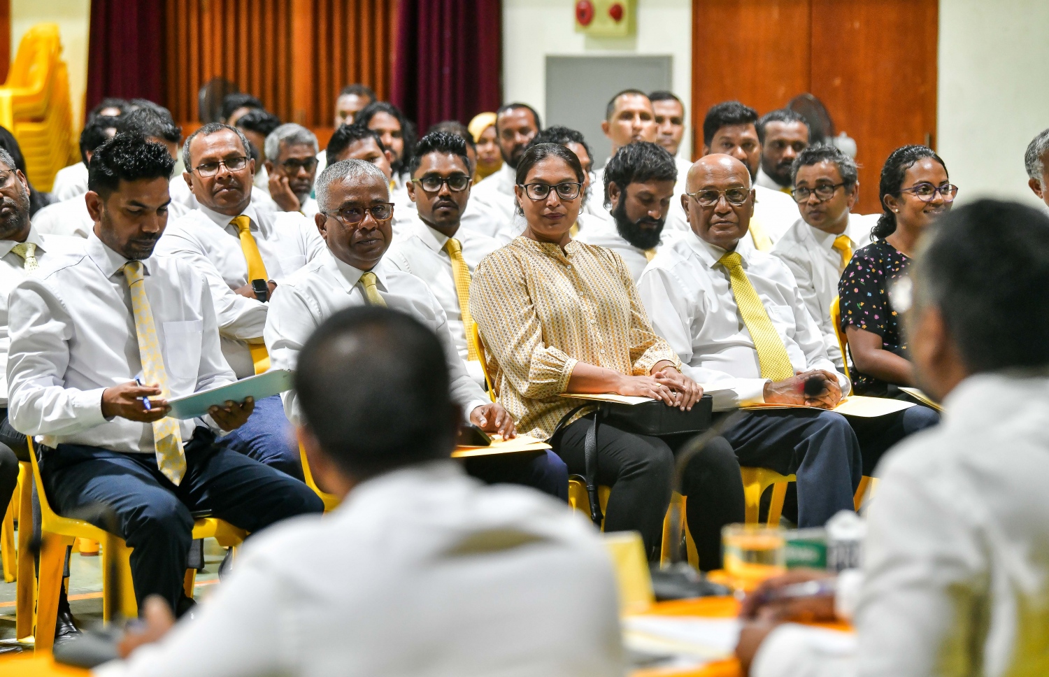 އެމްޑީޕީގެ ރިޔާސީ ޕްރައިމަރީގެ އިންތިހާބީ ކޮމިޓީ އަށް އައްޔަންކުރާ ފަސް މެންބަރެއްގެ ނަން އެ ޕާޓީގެ ގައުމީ މަޖިލީހުން ފާސްކުރުމަށް ރޭ ތާޖުއްދީން ސްކޫލް ހޯލުގައި ބޭއްވި ގައުމީ މަޖިލީހުގެ ބައްދަލުވުން. ދެ ރައީސުންގެ ވާދަވެރިކަން ބޮޑުވެ، ޕާޓީ ތެރެ ހޫނުވެފައި ވަނިކޮށް، ރޭ ބޭއްވި ގައުމީ މަޖިލީހުން ވަނީ އިންތިހާބީ ކޮމިޓީ އަށް ރައީސް އިބްރާހިމް މުހައްމަދު ސޯލިހުގެ ފެކްޝަންގެ 5 ނަން ފާސް ކޮށްފައި.-- ފޮޓޯ: ނިޝާން އަލީ | މިހާރު
