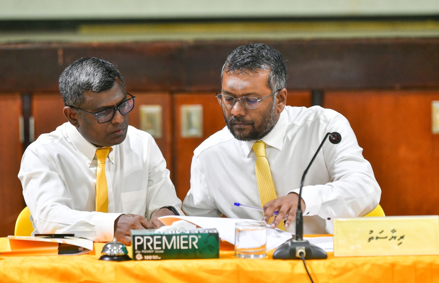 އެމްޑީޕީގެ ރިޔާސީ ޕްރައިމަރީގެ އިންތިހާބީ ކޮމިޓީ އަށް އައްޔަންކުރާ ފަސް މެންބަރެއްގެ ނަން އެ ޕާޓީގެ ގައުމީ މަޖިލީހުން ފާސްކުރުމަށް ރޭ ތާޖުއްދީން ސްކޫލް ހޯލުގައި ބޭއްވި ގައުމީ މަޖިލީހުގެ ބައްދަލުވުން. ދެ ރައީސުންގެ ވާދަވެރިކަން ބޮޑުވެ، ޕާޓީ ތެރެ ހޫނުވެފައި ވަނިކޮށް، ރޭ ބޭއްވި ގައުމީ މަޖިލީހުން ވަނީ އިންތިހާބީ ކޮމިޓީ އަށް ރައީސް އިބްރާހިމް މުހައްމަދު ސޯލިހުގެ ފެކްޝަންގެ 5 ނަން ފާސް ކޮށްފައި.-- ފޮޓޯ: ނިޝާން އަލީ | މިހާރު