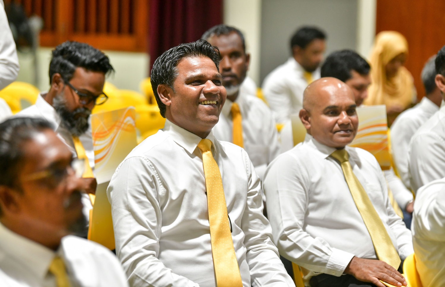 އެމްޑީޕީގެ ރިޔާސީ ޕްރައިމަރީގެ އިންތިހާބީ ކޮމިޓީ އަށް އައްޔަންކުރާ ފަސް މެންބަރެއްގެ ނަން އެ ޕާޓީގެ ގައުމީ މަޖިލީހުން ފާސްކުރުމަށް ރޭ ތާޖުއްދީން ސްކޫލް ހޯލުގައި ބޭއްވި ގައުމީ މަޖިލީހުގެ ބައްދަލުވުން. ދެ ރައީސުންގެ ވާދަވެރިކަން ބޮޑުވެ، ޕާޓީ ތެރެ ހޫނުވެފައި ވަނިކޮށް، ރޭ ބޭއްވި ގައުމީ މަޖިލީހުން ވަނީ އިންތިހާބީ ކޮމިޓީ އަށް ރައީސް އިބްރާހިމް މުހައްމަދު ސޯލިހުގެ ފެކްޝަންގެ 5 ނަން ފާސް ކޮށްފައި.-- ފޮޓޯ: ނިޝާން އަލީ | މިހާރު