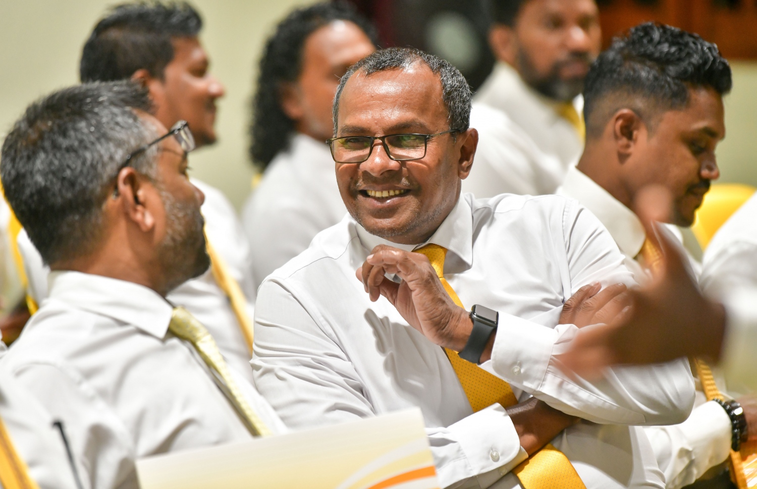އެމްޑީޕީގެ ރިޔާސީ ޕްރައިމަރީގެ އިންތިހާބީ ކޮމިޓީ އަށް އައްޔަންކުރާ ފަސް މެންބަރެއްގެ ނަން އެ ޕާޓީގެ ގައުމީ މަޖިލީހުން ފާސްކުރުމަށް ރޭ ތާޖުއްދީން ސްކޫލް ހޯލުގައި ބޭއްވި ގައުމީ މަޖިލީހުގެ ބައްދަލުވުން. ދެ ރައީސުންގެ ވާދަވެރިކަން ބޮޑުވެ، ޕާޓީ ތެރެ ހޫނުވެފައި ވަނިކޮށް، ރޭ ބޭއްވި ގައުމީ މަޖިލީހުން ވަނީ އިންތިހާބީ ކޮމިޓީ އަށް ރައީސް އިބްރާހިމް މުހައްމަދު ސޯލިހުގެ ފެކްޝަންގެ 5 ނަން ފާސް ކޮށްފައި.-- ފޮޓޯ: ނިޝާން އަލީ | މިހާރު