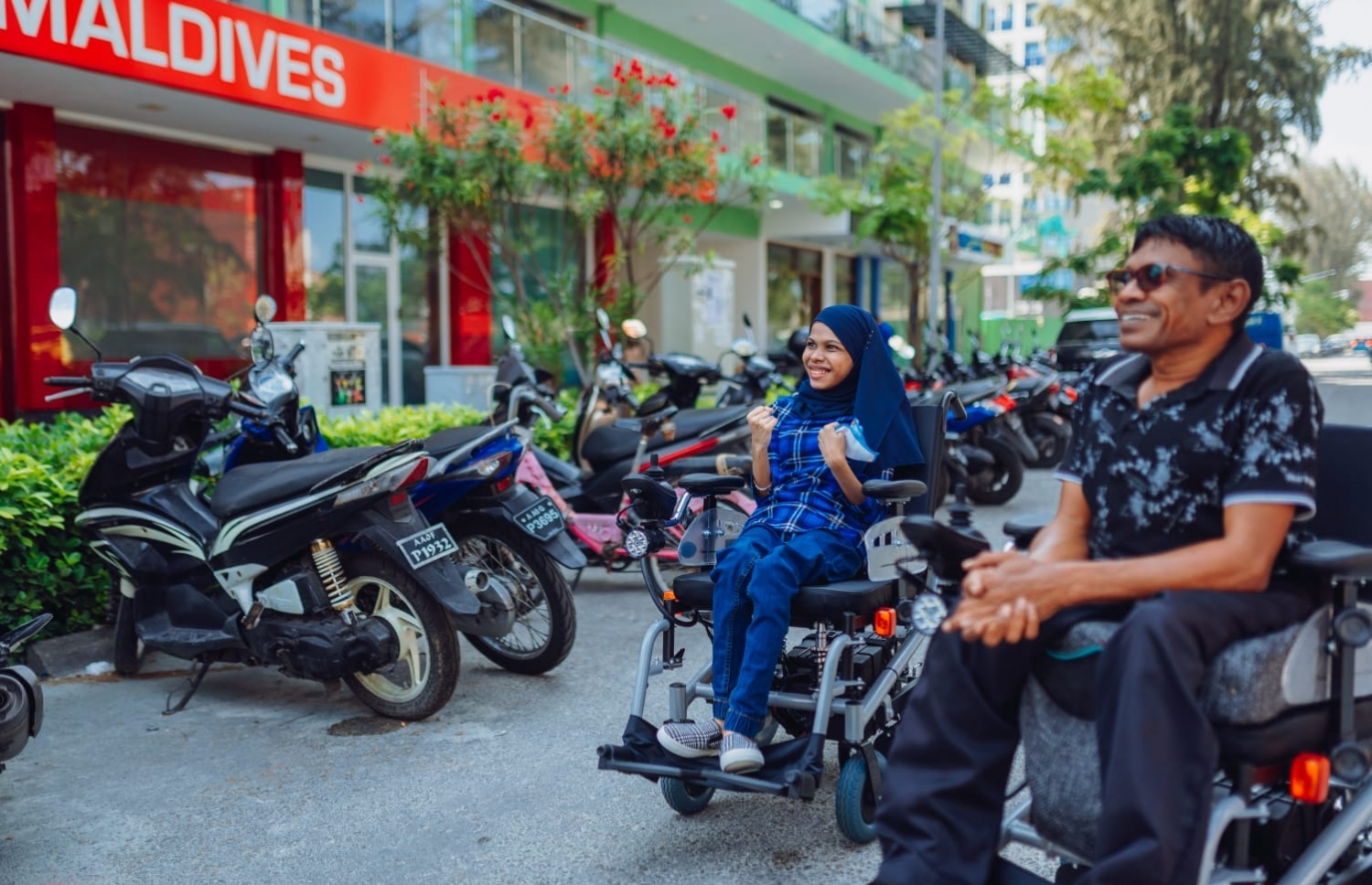 ބީއެމްއެލް އިން ވީލްޗެއާ ހަދިޔާ ކުރި މީހަކު ވީލް ޗެއާގައި: ބޭންކުން ވީލްޗެއާ ހަދިޔާ ކުރުމުގެ ޕްރޮގްރާމް ފެށީ 2017 ގައި-- ފޮޓޯ: ބީއެމްއެލް