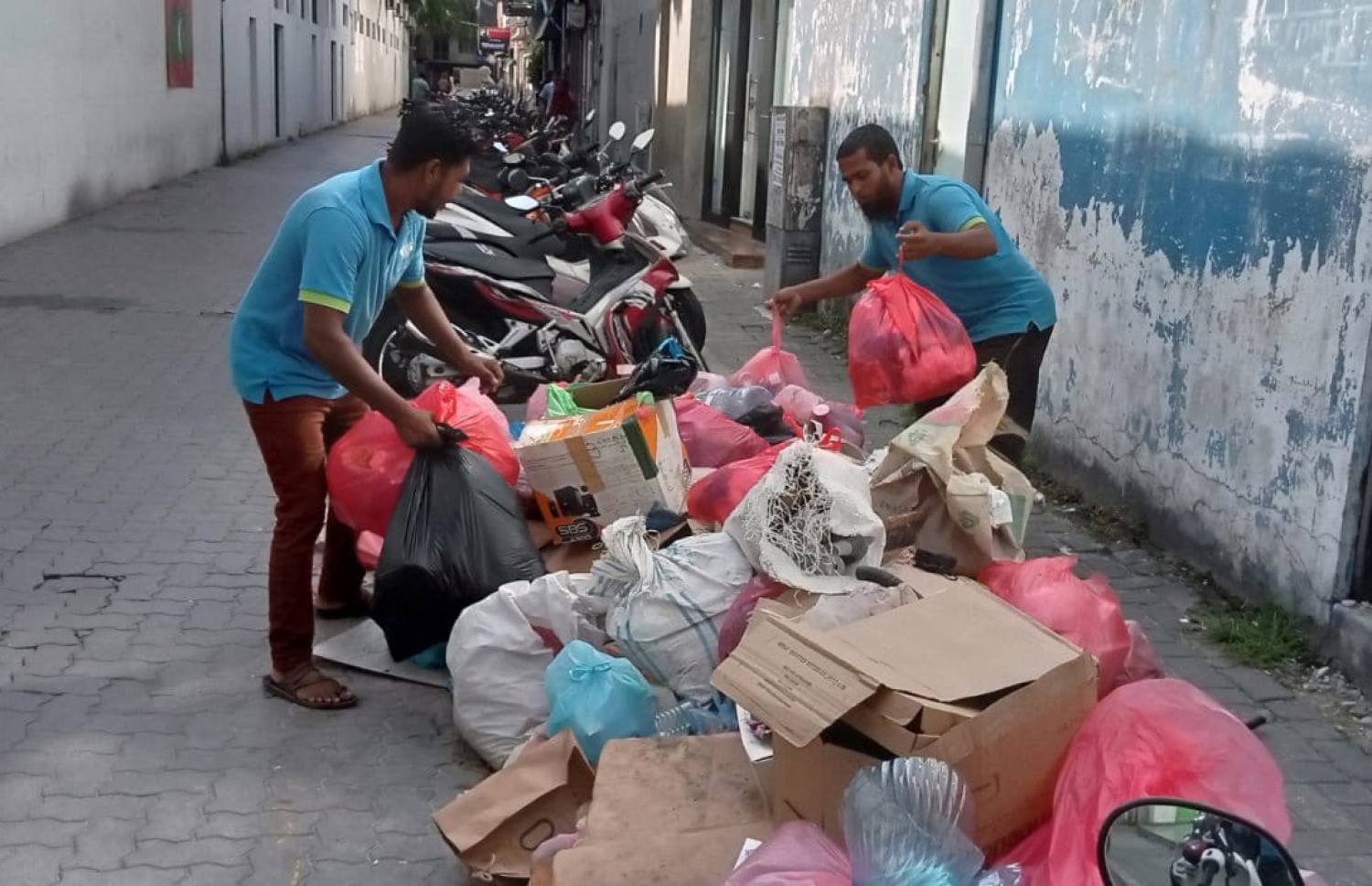 މާލެ މަގެއް މަތީގައި ހުރި ކުނިތަކެއް ނެގުމުގެ މަސައްކަތް ސިޓީ ކައުންސިލުގެ މުވައްޒަފުން ކުރަނީ -- ފޮޓޯ: މާލޭ ސިޓީ ކައުންސިލް