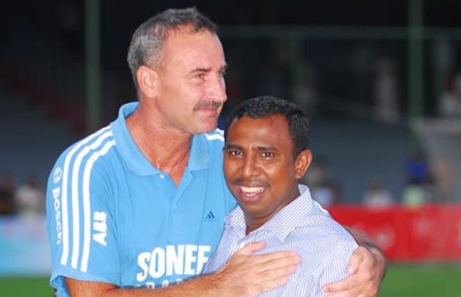 ގޮފާ (ވ) ނިއުގެ އޭރުގެ ޗެއާމަން އަލީ އާޒިމްއާ އެކު.