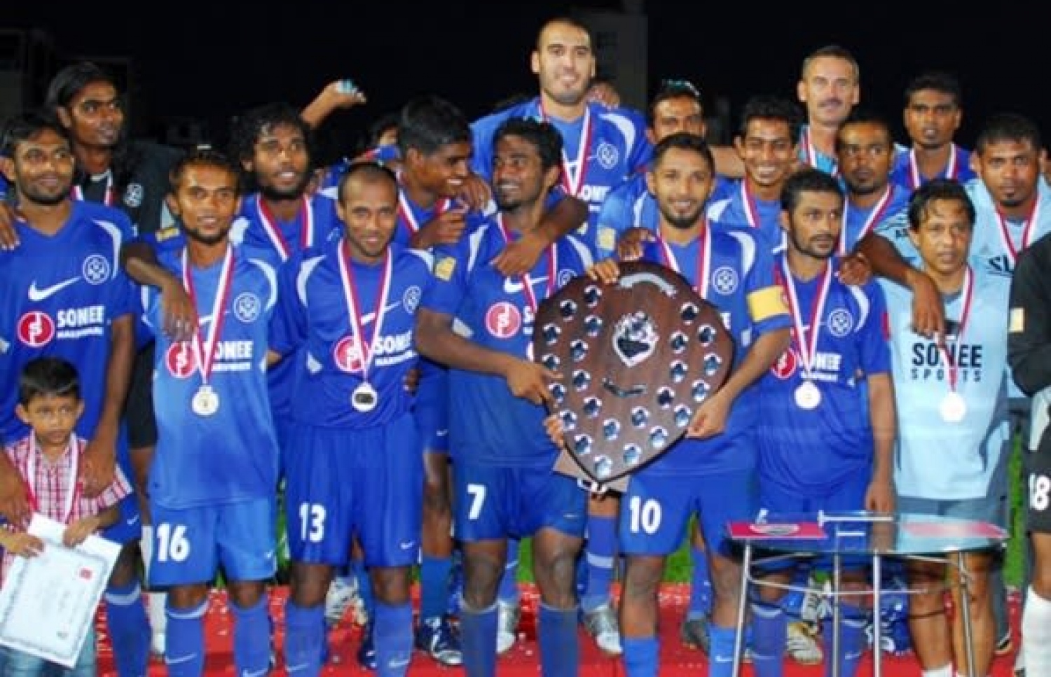 ގޮފާގެ ކޯޗުކަމުގައި ލީގު ޗެމްޕިއަންކަން ހޯދި ނިއުގެ ޓީމު ލީގު އައްޑަނައާ އެކު.