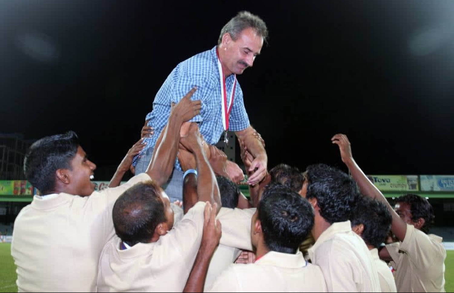 ހުއްރިއްޔާ ކުޅުންތެރިން ގޮފާ އުފުލާލައިގެން ކާމިޔާބީގެ އުފާފާޅުކުރަނީ.