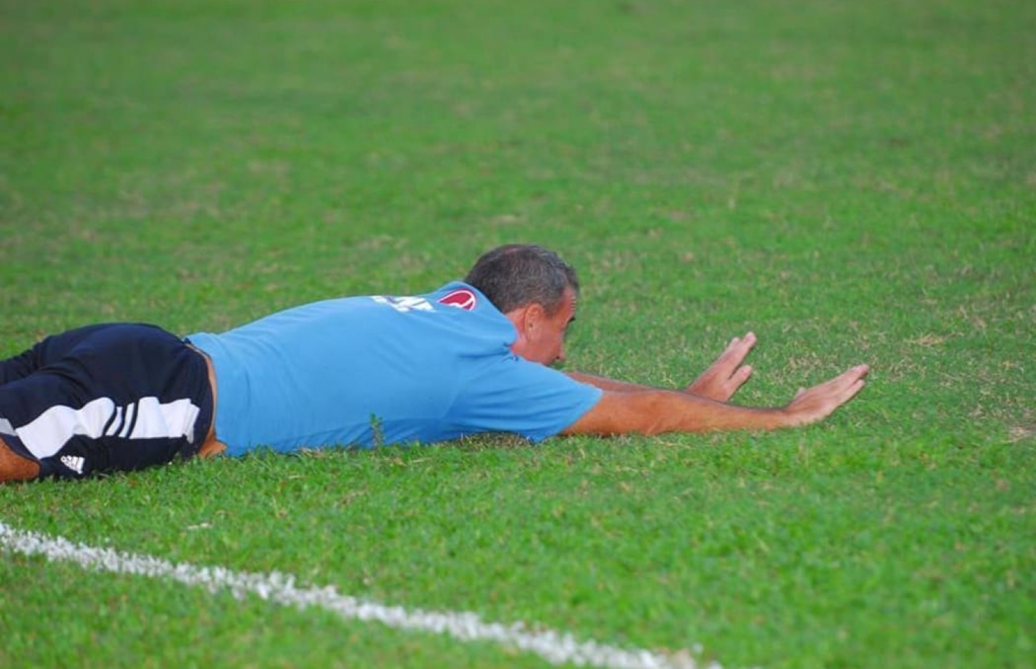 ދަގަނޑޭގެ ގޯލާ އެކު ގޮފާ ދަނޑުމަތީ އޮށޯވެގެން.