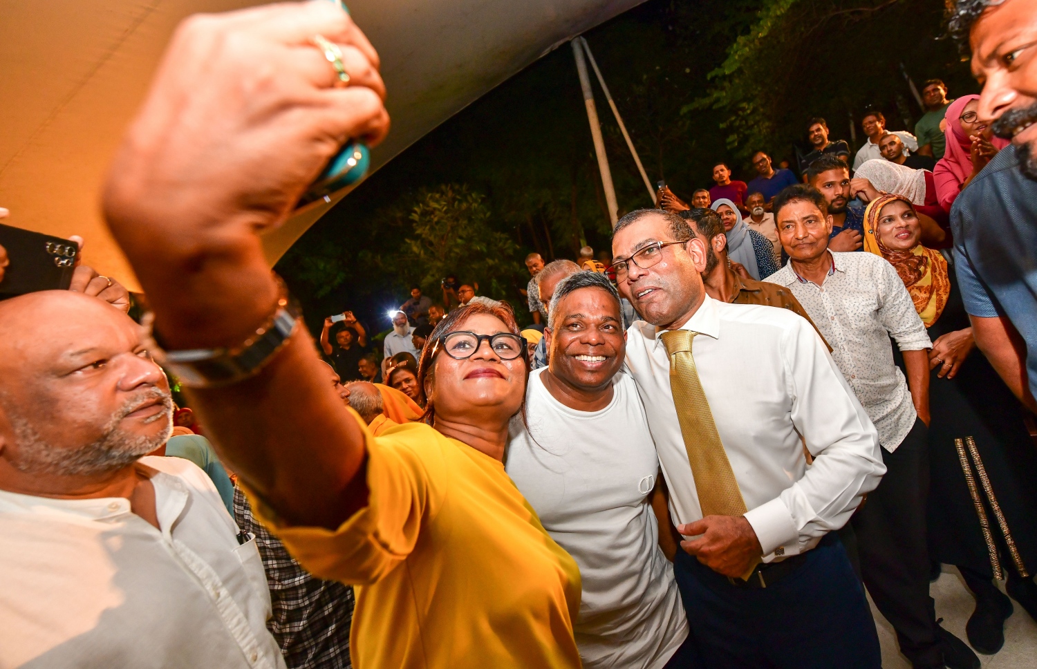 އަންނަ މަހުގެ 28 ގައި ބާއްވާ އެމްޑީޕީގެ ރިޔާސީ ޕްރައިމަރީގައި ވާދަކުރައްވާ، އެ ޕާޓީގެ ރައީސް މުހައްމަދު ނަޝީދުގެ ކެމްޕެއިން ފެށުމަށް ސަލްޓަން ޕާކުގައި ބޭއްވި ޖަލްސާ އަށް ފަހު އެ މަނިކުފާނާއެކު ސަޕޯޓަރުންތަކެއް ސެލްފީއެއް ނަގަނީ.---ފޮޓޯ: ނިޝާން އަލީ| މިހާރު