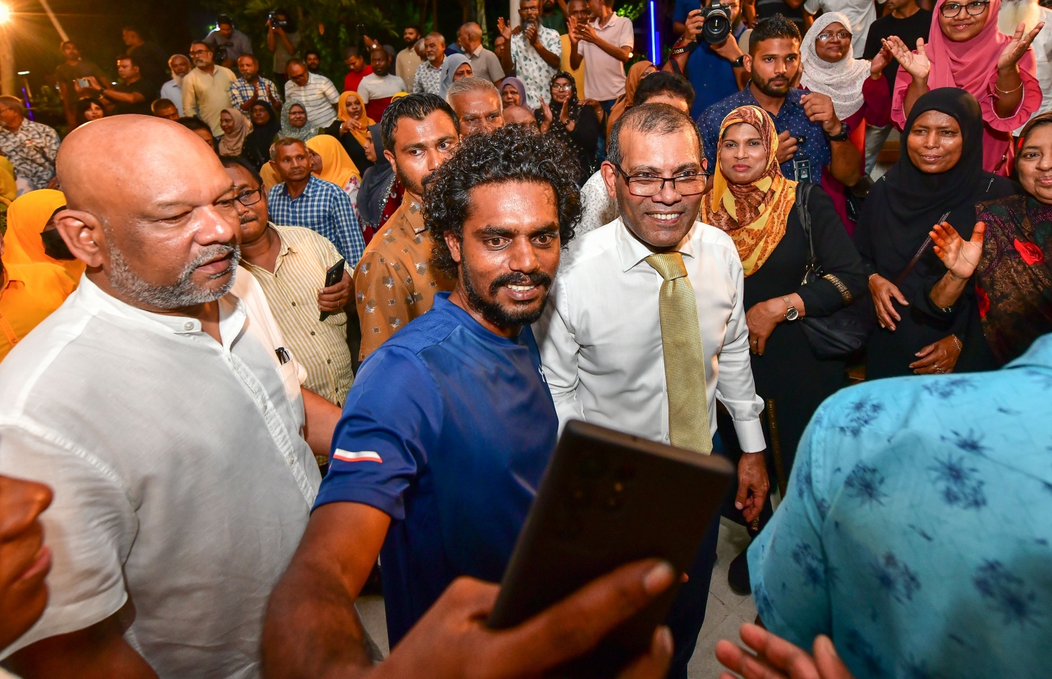 އަންނަ މަހުގެ 28 ގައި ބާއްވާ އެމްޑީޕީގެ ރިޔާސީ ޕްރައިމަރީގައި ވާދަކުރައްވާ، އެ ޕާޓީގެ ރައީސް މުހައްމަދު ނަޝީދުގެ ކެމްޕެއިން ފެށުމަށް ސަލްޓަން ޕާކުގައި ބޭއްވި ޖަލްސާ އަށް ފަހު އެ މަނިކުފާނާއެކު ސަޕޯޓަރަކު ސެލްފީއެއް ނަގަނީ.---ފޮޓޯ: ނިޝާން އަލީ| މިހާރު