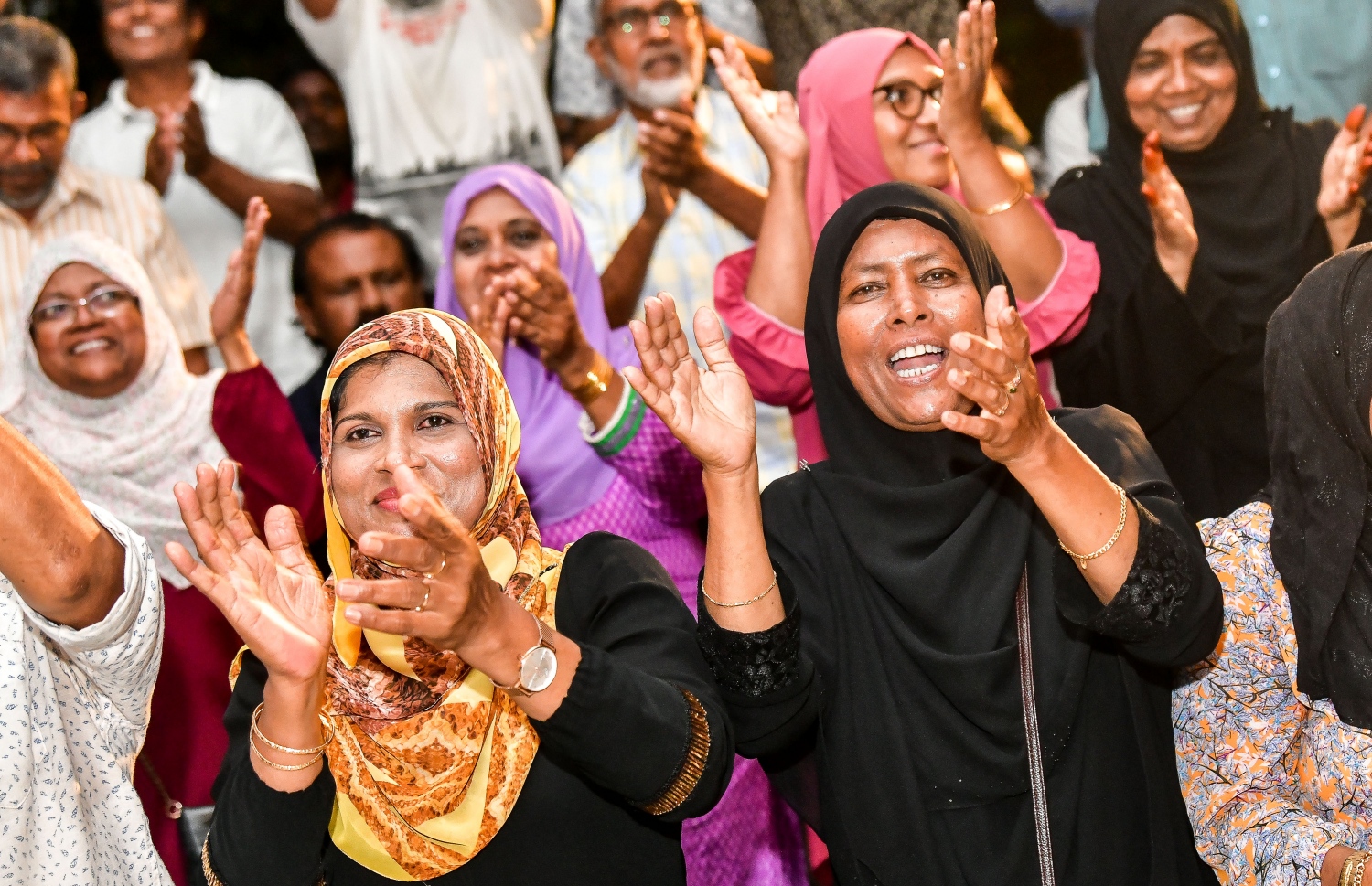 އަންނަ މަހުގެ 28 ގައި ބާއްވާ އެމްޑީޕީގެ ރިޔާސީ ޕްރައިމަރީގައި ވާދަކުރައްވާ، އެ ޕާޓީގެ ރައީސް މުހައްމަދު ނަޝީދުގެ ކެމްޕެއިން ފެށުމަށް ސަލްޓަން ޕާކުގައި ބޭއްވި ޖަލްސާގައި ބައިވެރިވި ބައެއް ސަޕޯޓަރުން އަތް ޖަހަނީ---ފޮޓޯ: ނިޝާން އަލީ| މިހާރު