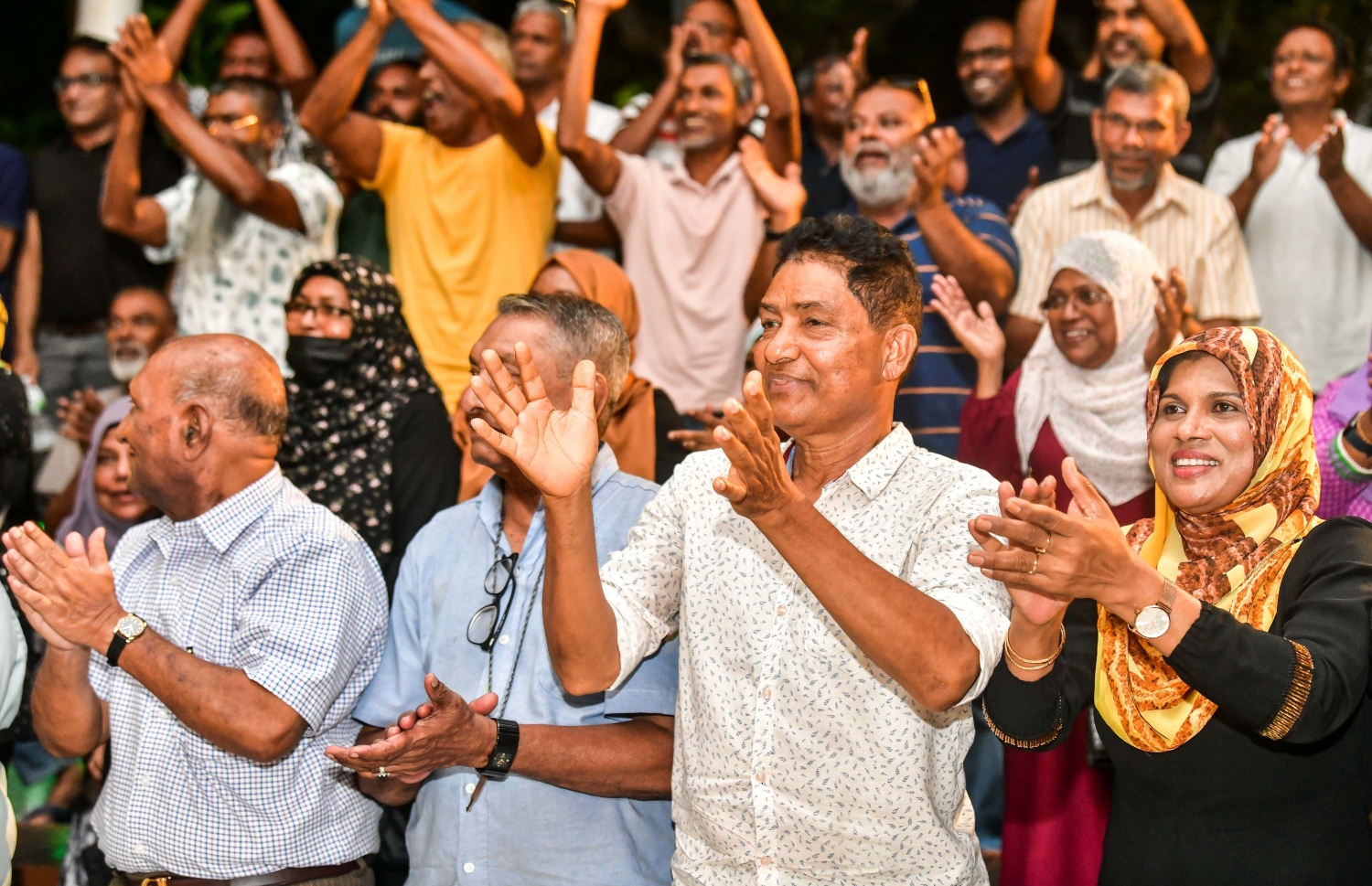 އަންނަ މަހުގެ 28 ގައި ބާއްވާ އެމްޑީޕީގެ ރިޔާސީ ޕްރައިމަރީގައި ވާދަކުރައްވާ، އެ ޕާޓީގެ ރައީސް މުހައްމަދު ނަޝީދުގެ ކެމްޕެއިން ފެށުމަށް ސަލްޓަން ޕާކުގައި ބޭއްވި ޖަލްސާގައި ބައިވެރިވި ބައެއް ސަޕޯޓަރުން އަތް ޖަހަނީ---ފޮޓޯ: ނިޝާން އަލީ| މިހާރު