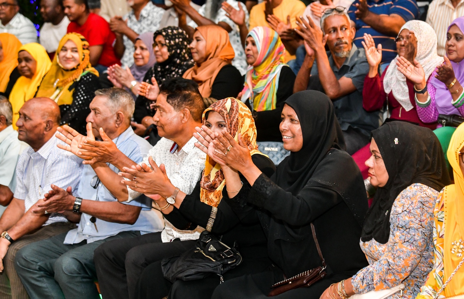 އަންނަ މަހުގެ 28 ގައި ބާއްވާ އެމްޑީޕީގެ ރިޔާސީ ޕްރައިމަރީގައި ވާދަކުރައްވާ، އެ ޕާޓީގެ ރައީސް މުހައްމަދު ނަޝީދުގެ ކެމްޕެއިން ފެށުމަށް ސަލްޓަން ޕާކުގައި ބޭއްވި ޖަލްސާގައި ބައިވެރިވި ބައެއް ސަޕޯޓަރުން.---ފޮޓޯ: ނިޝާން އަލީ| މިހާރު