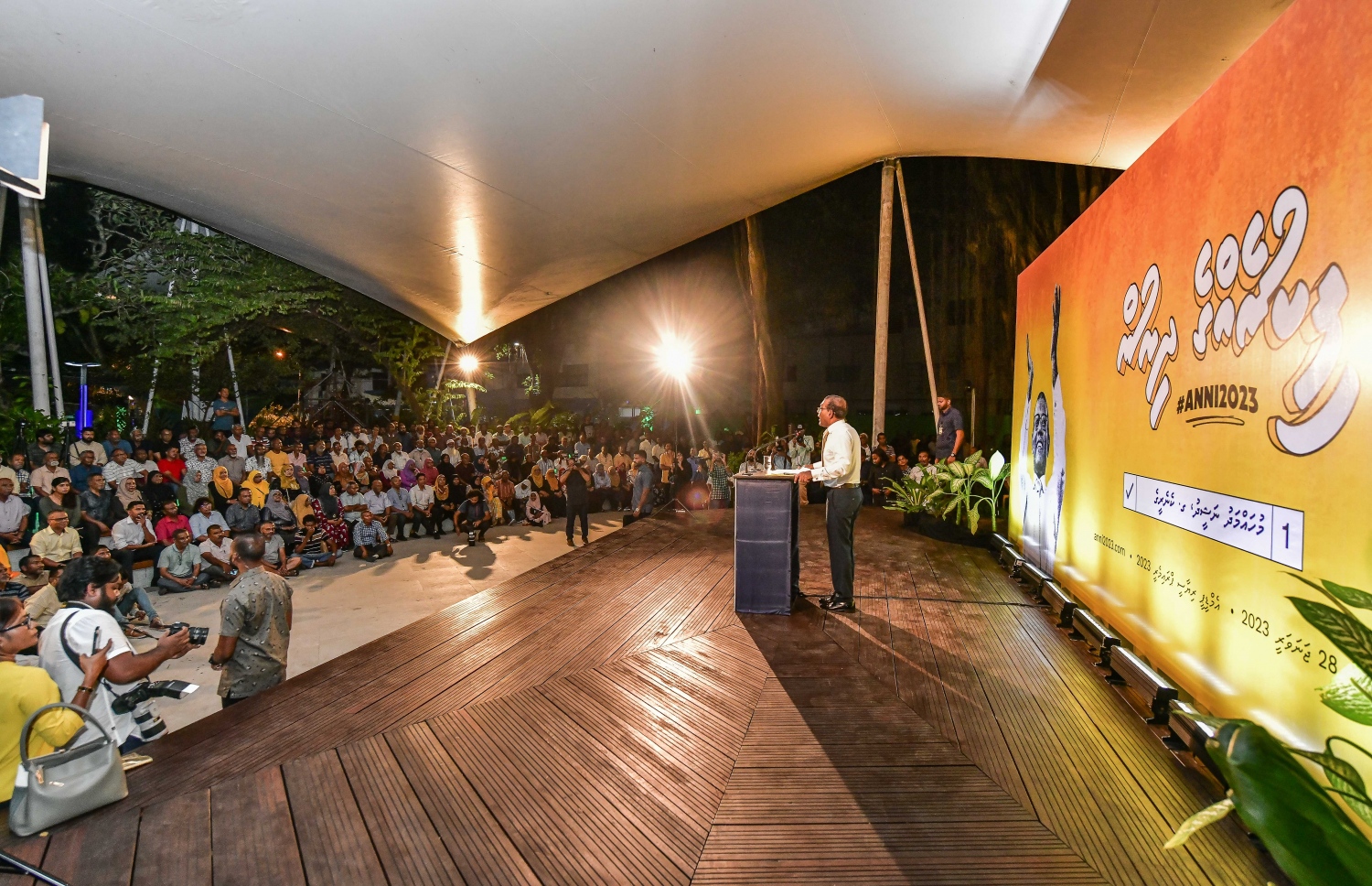 އަންނަ މަހުގެ 28 ގައި ބާއްވާ އެމްޑީޕީގެ ރިޔާސީ ޕްރައިމަރީގައި ވާދަކުރައްވާ، އެ ޕާޓީގެ ރައީސް މުހައްމަދު ނަޝީދުގެ ކެމްޕެއިން ފެށުމަށް ސަލްޓަން ޕާކުގައި ބޭއްވި ޖަލްސާގައި އެ މަނިކުފާނު ވާހަކަފުޅު ދައްކަވަނީ.---ފޮޓޯ: ނިޝާން އަލީ| މިހާރު