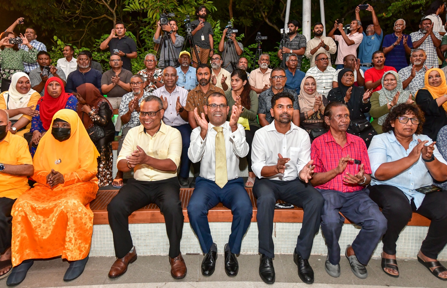 އަންނަ މަހުގެ 28 ގައި ބާއްވާ އެމްޑީޕީގެ ރިޔާސީ ޕްރައިމަރީގައި ވާދަކުރައްވާ، އެ ޕާޓީގެ ރައީސް މުހައްމަދު ނަޝީދުގެ ކެމްޕެއިން ފެށުމަށް ސަލްޓަން ޕާކުގައި ބޭއްވި ޖަލްސާގައި އެ މަނިކުފާނު ސަޕޯޓަރުންނާއެކު އަތް ޖައްސަވަނީ.---ފޮޓޯ: ނިޝާން އަލީ| މިހާރު