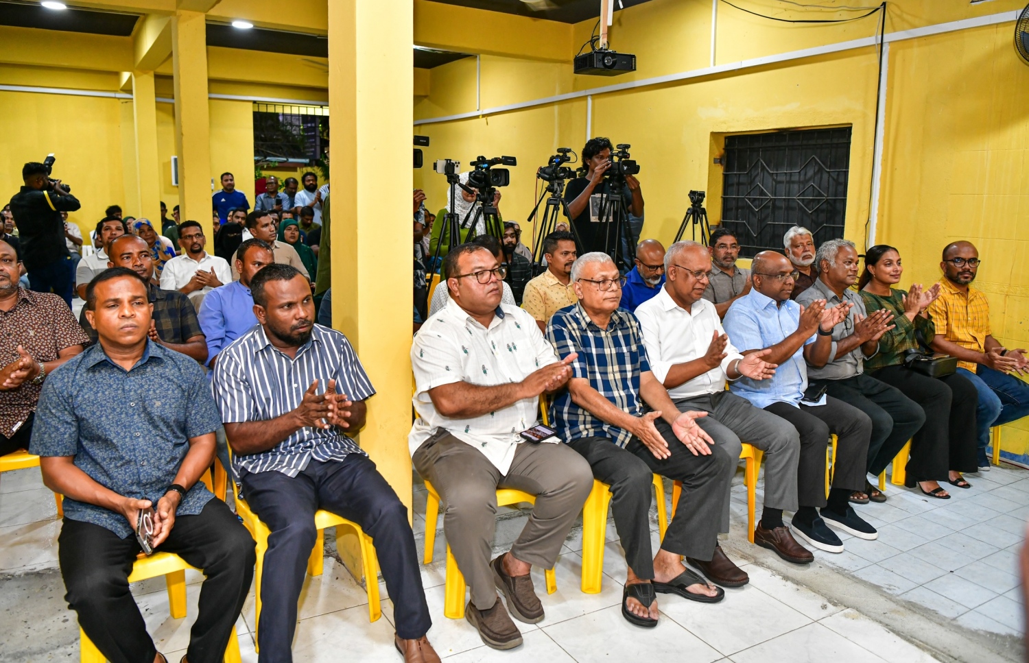 ރައީސް އިބްރާހިމް މުހައްމަދު ސޯލިހުގެ ރިޔާސީ ޕްރައިމަރީގެ ކެމްޕެއިން ޖަލްސާގައި މިރޭ ބައިވެރިވެވަޑައިގެންނެވި ބައެއް ބޭފުޅުން.---ފޮޓޯ: ނިޝާން އަލީ| މިހާރު