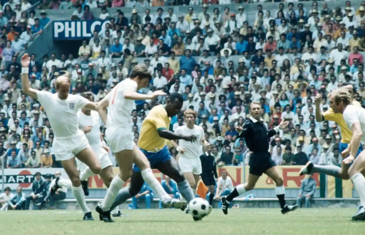 މެކްސިކޯގައި 1970 ގައި ބޭއްވި ވޯލްޑް ކަޕުގައި އިންގްލެންޑާ ދެކޮޅަށް ބްރެޒިލް ކުޅުނު މެޗުގައި އިންގްލެންޑްގެ ޑިފެންޑަރުން ކައިރިން ނައްޓާލުމަށް ފަހު ޕެލޭ ބޯޅަ ހިފައިގެން ދަނީ: އުމުރުން 82 އަހަރުގައި މިރޭ ޕެލޭ ވަނީ މަރުވެފަ --- ފައިލް ފޮޓޯ: އޭޕީ