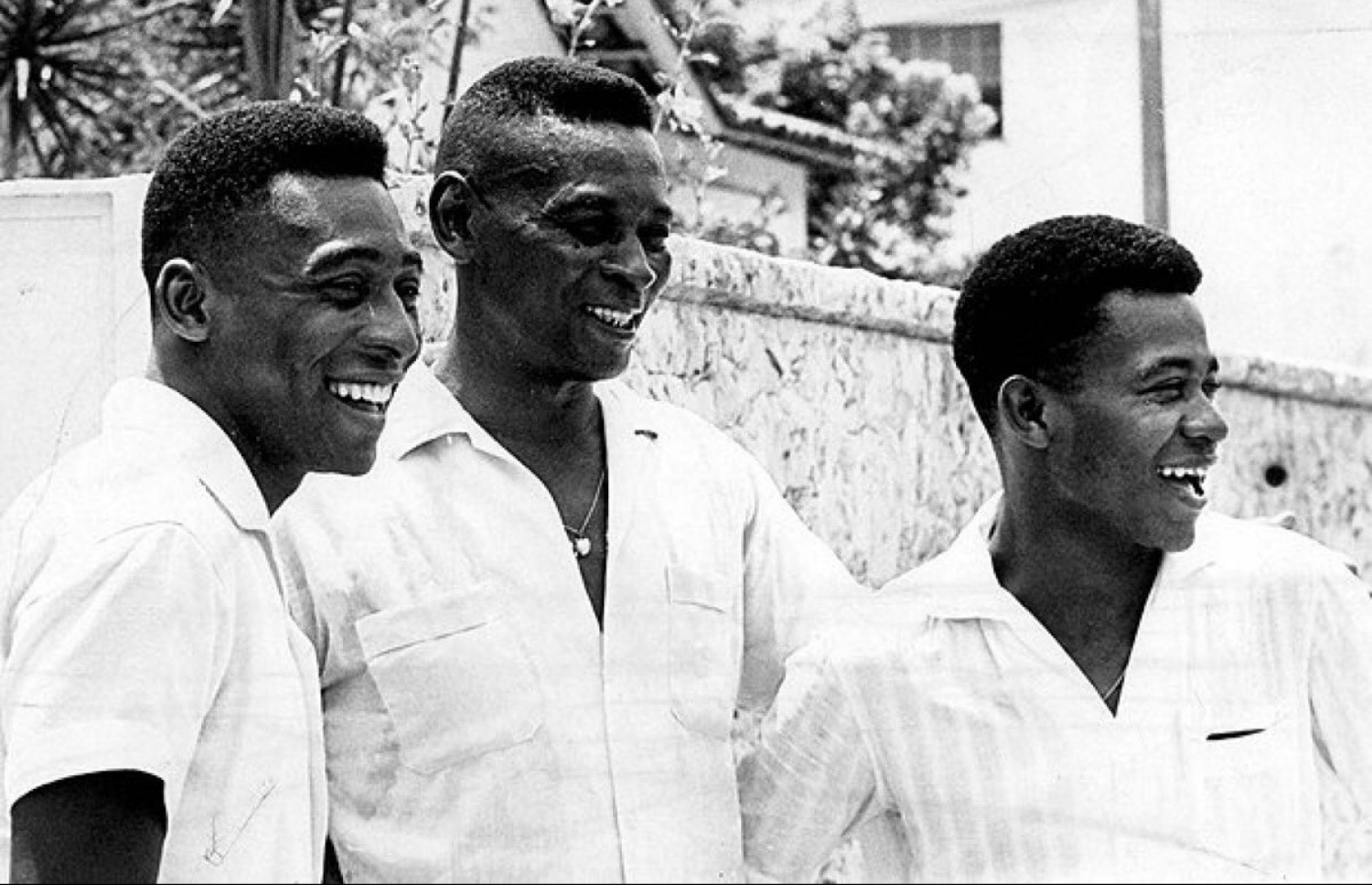 ޕެލޭ (ވ) އޭނާގެ ބައްޕަ (މ) އާ އެކު.