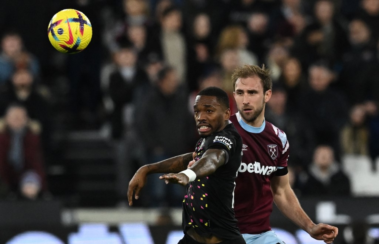 ޓޮނޭ (ވ)، ވެސްޓް ހޭމްގެ ކްރެއިގް ޑޯސަން އަތުން ބޯޅަ ހޯދަން މަސައްކަތް ކުރަނީ. -- ފޮޓޯ: އޭއެފްޕީ