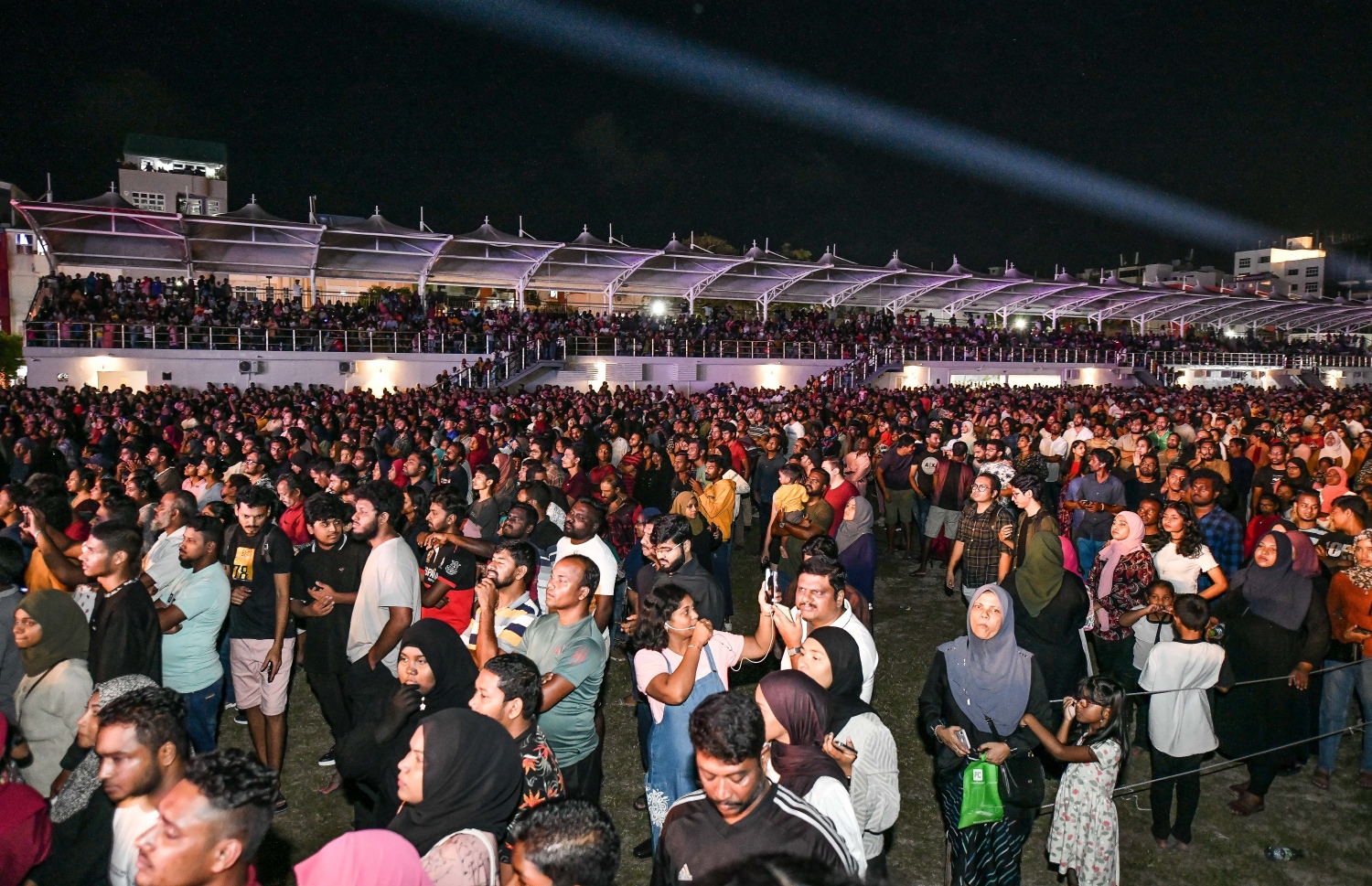 ޔޫތު މިނިސްޓްރީން އިންތިޒާމު ކޮށްގެން ހުޅުމާލޭގައި އާ އަހަރު ފާހަގަކުރުމަށް ބޭއްވި މިއުޒިކް ޝޯ އާއި ހަވާ އެރުވުމުގެ ހަރަކާތްތައް ބަލަން ގިނަ ބަޔަކު އެ ސަރަހައްދަށް ޖަމާވެފައި.-- ފޮޓޯތައް: ނިޝާން އަލީ / މިހާރު