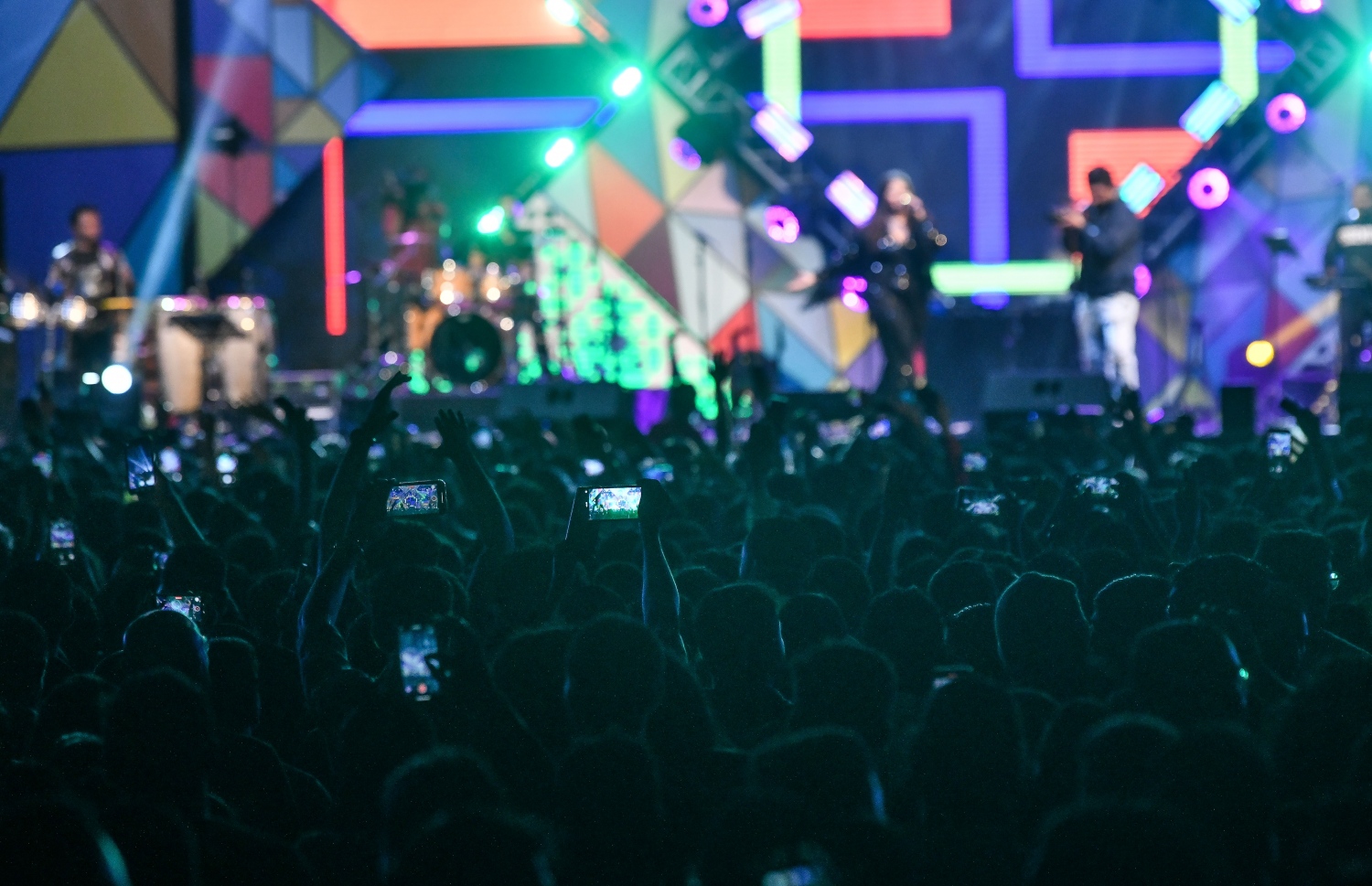 ޔޫތު މިނިސްޓްރީން އިންތިޒާމު ކޮށްގެން ހުޅުމާލޭގައި އާ އަހަރު ފާހަގަކުރުމަށް ބޭއްވި މިއުޒިކް ޝޯ އާއި ހަވާ އެރުވުމުގެ ހަރަކާތްތައް ބަލަން ގިނަ ބަޔަކު އެ ސަރަހައްދަށް ޖަމާވެފައި.-- ފޮޓޯތައް: ނިޝާން އަލީ / މިހާރު