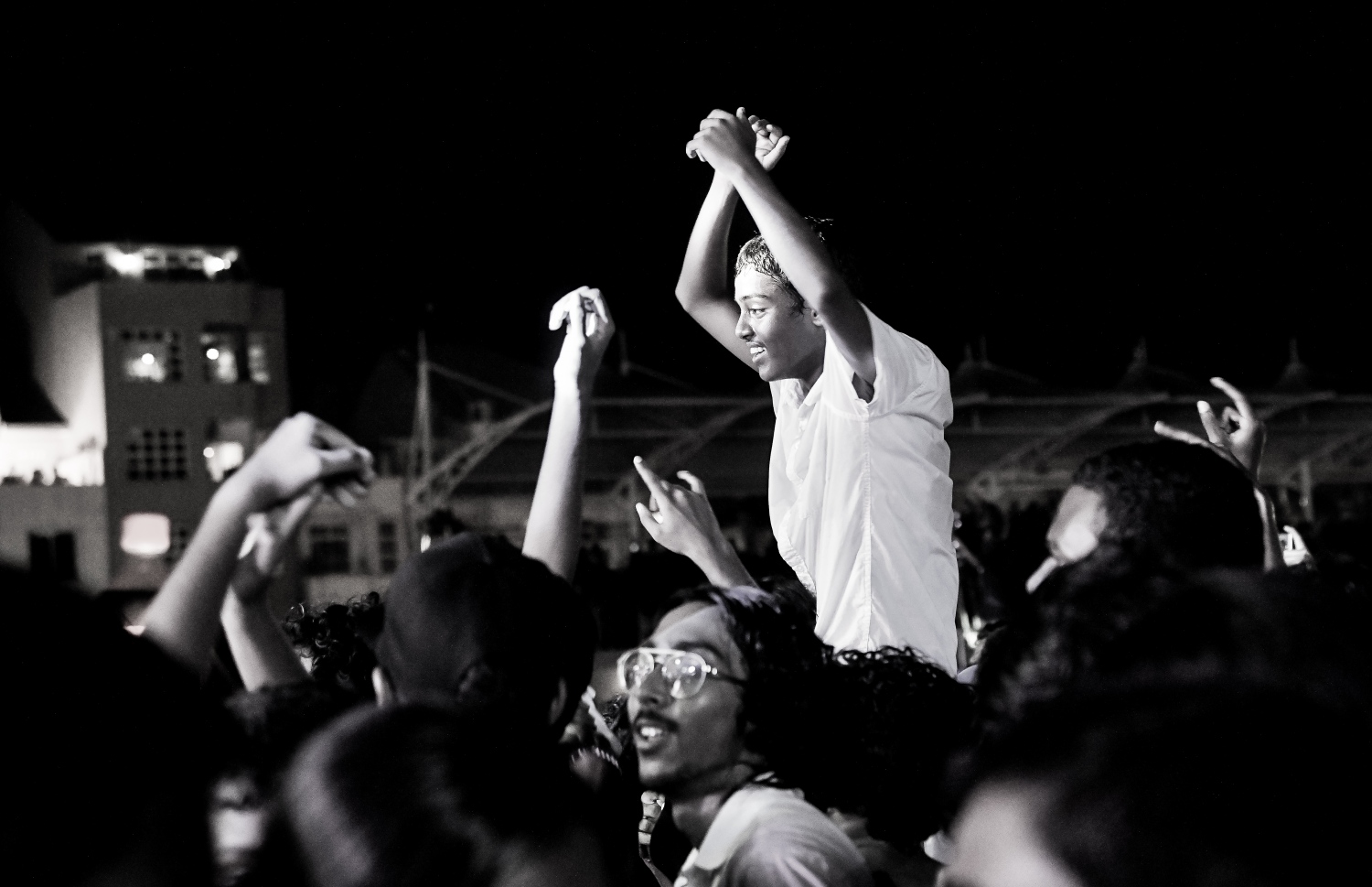 ޔޫތު މިނިސްޓްރީން އިންތިޒާމު ކޮށްގެން ހުޅުމާލޭގައި އާ އަހަރު ފާހަގަކުރުމަށް ބޭއްވި މިއުޒިކް ޝޯ، މި ޝޯ ބަލަން ގިނައަދަދެއްގެ ބަޔަކު ޖަމާވި .-- ފޮޓޯތައް: ނިޝާން އަލީ / މިހާރު