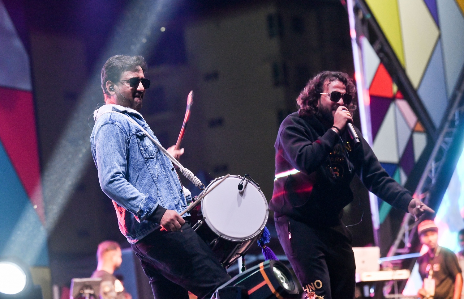 ޔޫތު މިނިސްޓްރީން އިންތިޒާމު ކޮށްގެން ހުޅުމާލޭގައި އާ އަހަރު ފާހަގަކުރުމަށް ބޭއްވި މިއުޒިކް ޝޯ، މި ޝޯ ބަލަން ގިނައަދަދެއްގެ ބަޔަކު ޖަމާވި .-- ފޮޓޯތައް: ނިޝާން އަލީ / މިހާރު