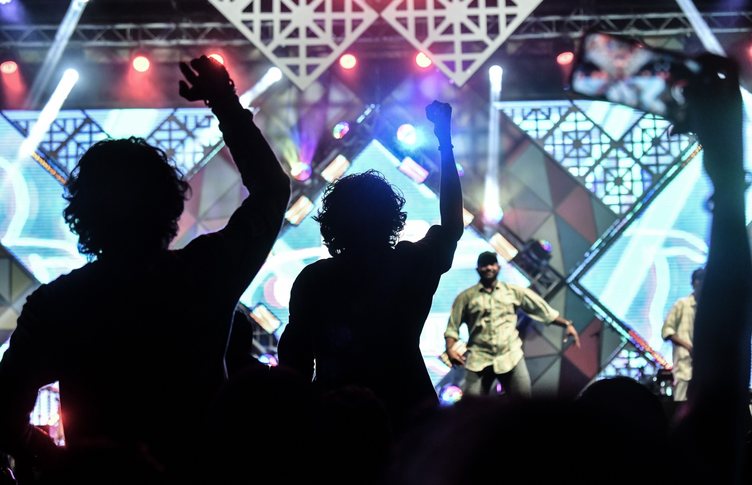 ޔޫތު މިނިސްޓްރީން އިންތިޒާމު ކޮށްގެން ހުޅުމާލޭގައި އާ އަހަރު ފާހަގަކުރުމަށް ބޭއްވި މިއުޒިކް ޝޯ، މި ޝޯ ބަލަން ގިނައަދަދެއްގެ ބަޔަކު ޖަމާވި .-- ފޮޓޯތައް: ނިޝާން އަލީ / މިހާރު