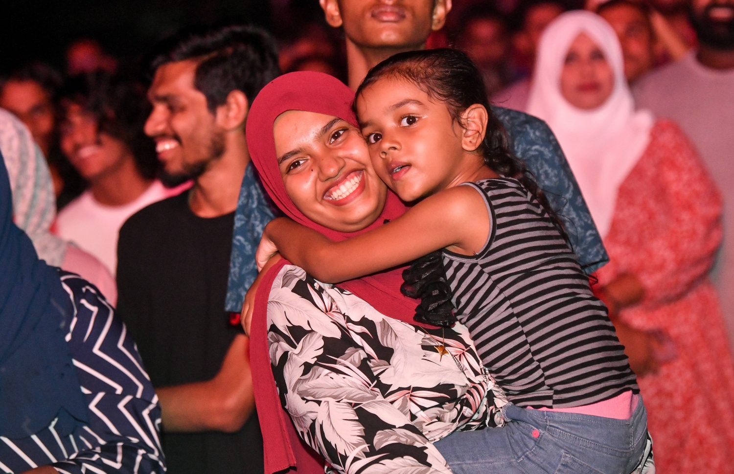 ޔޫތު މިނިސްޓްރީން އިންތިޒާމު ކޮށްގެން ހުޅުމާލޭގައި އާ އަހަރު ފާހަގަކުރުމަށް ބޭއްވި މިއުޒިކް ޝޯ، މި ޝޯ ބަލަން ގިނައަދަދެއްގެ ބަޔަކު ޖަމާވި .-- ފޮޓޯތައް: ނިޝާން އަލީ / މިހާރު