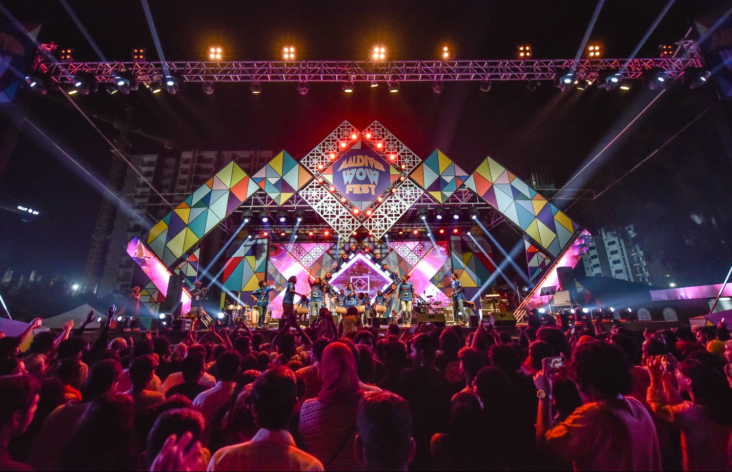 ޔޫތު މިނިސްޓްރީން އިންތިޒާމު ކޮށްގެން ހުޅުމާލޭގައި އާ އަހަރު ފާހަގަކުރުމަށް ބޭއްވި މިއުޒިކް ޝޯ، މި ޝޯ ބަލަން ގިނައަދަދެއްގެ ބަޔަކު ޖަމާވި .-- ފޮޓޯތައް: ނިޝާން އަލީ / މިހާރު