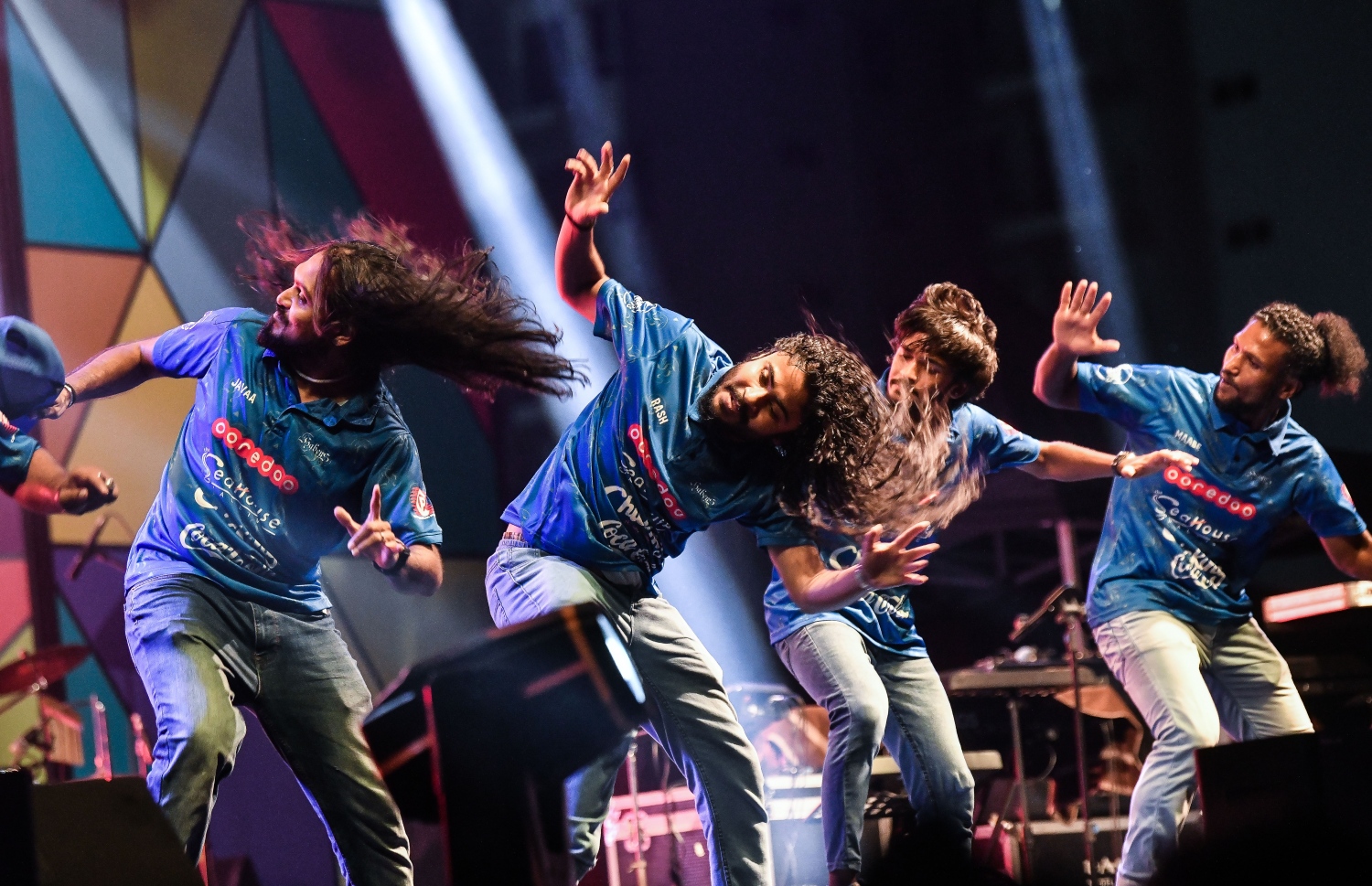 ޔޫތު މިނިސްޓްރީން އިންތިޒާމު ކޮށްގެން ހުޅުމާލޭގައި އާ އަހަރު ފާހަގަކުރުމަށް ބޭއްވި މިއުޒިކް ޝޯގައި ހަބޭސް ބޮޑުބެރު ގްރޫޕްގެ ހަރަކާތްތައް ދައްކައިލަނީ، މި ޝޯ ބަލން ގިނައަދަދެއްގެ ބަޔަކު ޖަމާވި .-- ފޮޓޯތައް: ނިޝާން އަލީ / މިހާރު