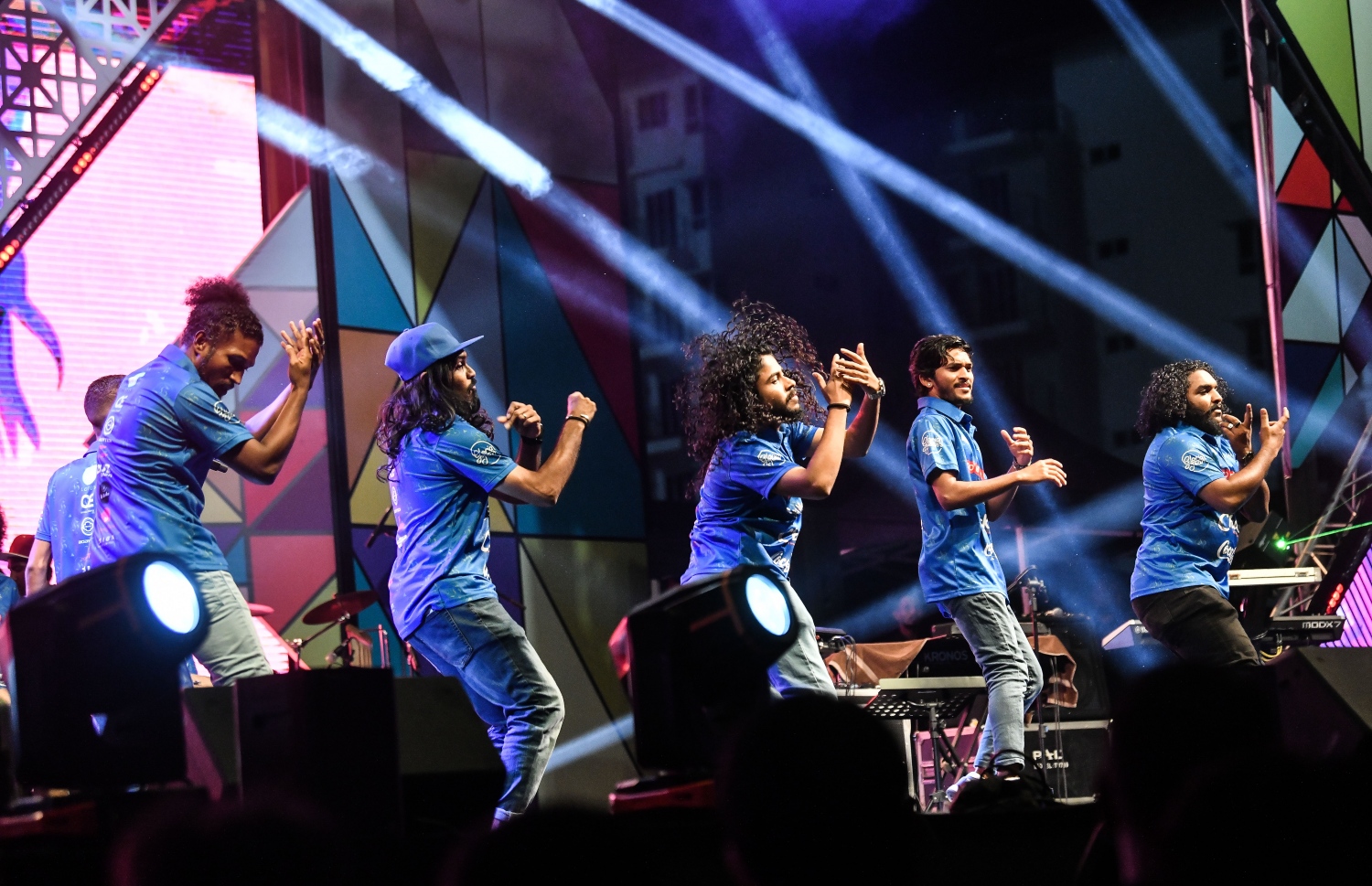 ޔޫތު މިނިސްޓްރީން އިންތިޒާމު ކޮށްގެން ހުޅުމާލޭގައި އާ އަހަރު ފާހަގަކުރުމަށް ބޭއްވި މިއުޒިކް ޝޯގައި ހަބޭސް ބޮޑުބެރު ގްރޫޕްގެ ހަރަކާތްތައް ދައްކައިލަނީ، މި ޝޯ ބަލން ގިނައަދަދެއްގެ ބަޔަކު ޖަމާވި .-- ފޮޓޯތައް: ނިޝާން އަލީ / މިހާރު