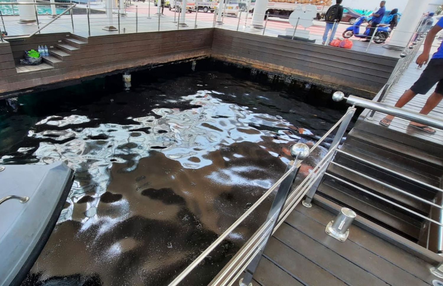 މާލެ ރަސްމީ ފާލަމުގެ ފަޅުތެރެއަށް ކަޅުތެޔޮ އެޅިފައި: 1،000 ލީޓަރު ތެޔޮ އެޅިފައި އޮތް ކަމަށް ބެލެވޭ -- ފޮޓޯ: އެމްއެންޑީއެފް