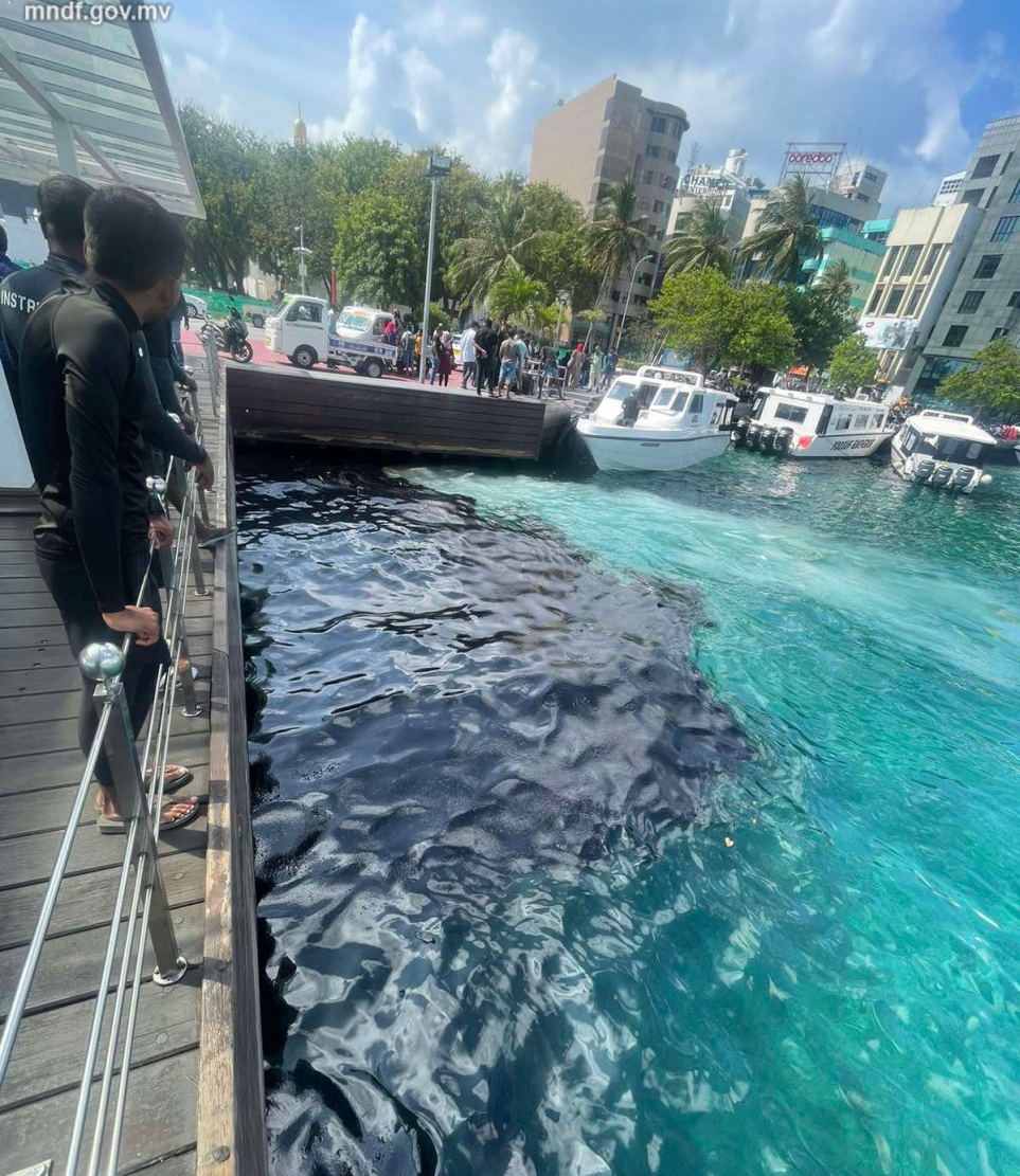 މާލެ ރަސްމީ ފާލަމުގެ ފަޅުތެރެއަށް ކަޅުތެޔޮ އެޅިފައި: 1،000 ލީޓަރު ތެޔޮ އެޅިފައި އޮތް ކަމަށް ބެލެވޭ -- ފޮޓޯ: އެމްއެންޑީއެފް