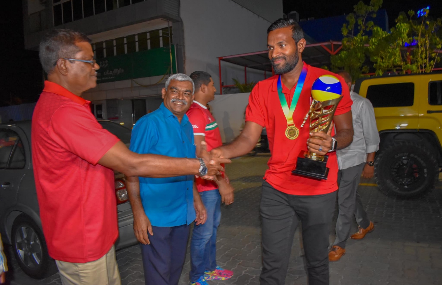 އޭޝިއަން ސެންޓްރަލް ޒޯން ބީޗު ވޮލީގެ ތައްޓާއެކު އެޑަމް: ޓީމުގެ ކާމިޔާބު ފާހަގަކުރަން ސޯޝަލް ސެންޓަރުގައި އާދިއްތަ ދުވަހު ވަނީހަފުލާއެއް ބާއްވާފަ --- ފޮޓޯ: ޔޫތު މިނިސްޓްރީ