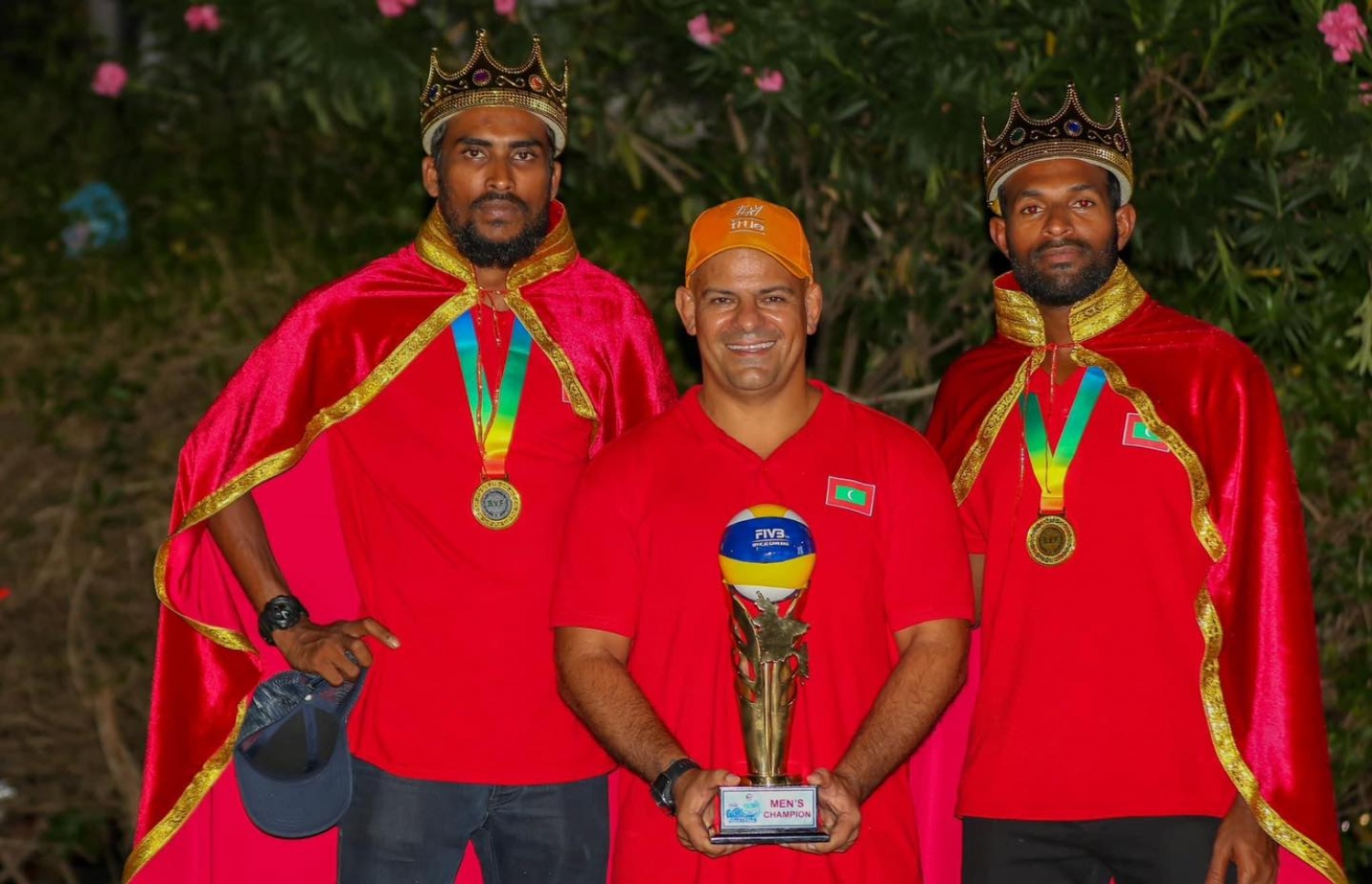 އެޑަމް އާއި ބީޗް ވޮލީ ޓީމުގެ ކޯޗު ވިނީޝިއުސް އަދި ޝާހް ފޮޓޯ އަކަށް ހުއްޓިލައިގެން --- ފޮޓޯ: ޔޫތު މިނިސްޓްރީ