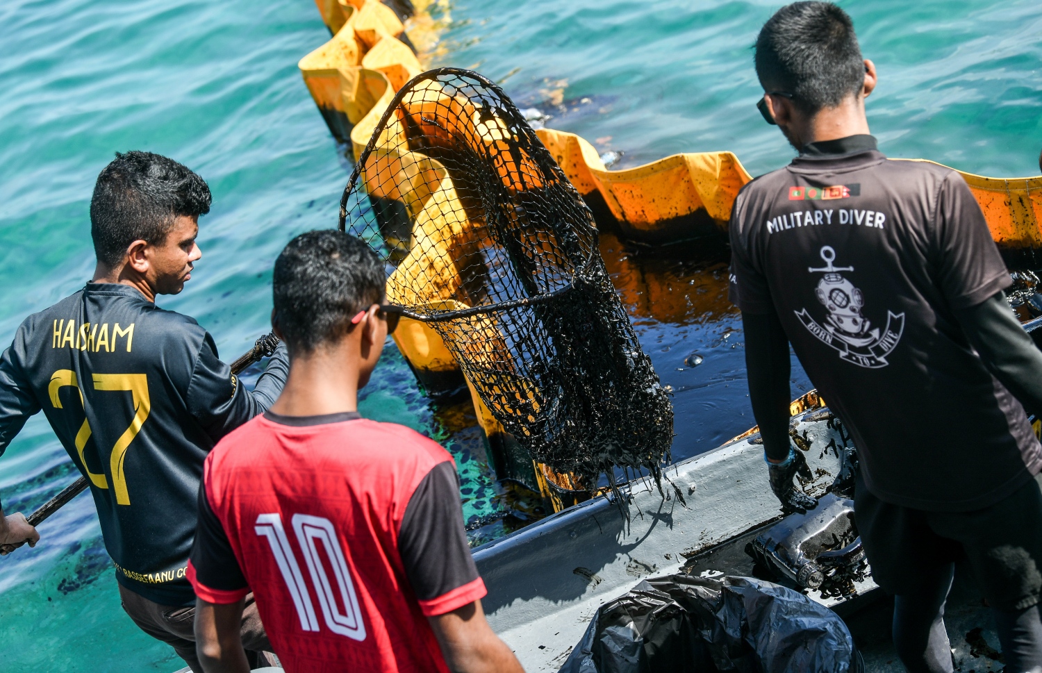 މާލޭގެ ރަސްމީ ފަލާމާ ދިމާލުން ފަޅުތެރެއަށް އެޅުނު ކަޅުތެޔޮ ސާފުކުރުމުގެ މަސައްކަތް އިއްޔެ ފެށިގެން ކޯސްޓް ގާޑުގެ ސިފައިން ކުރަނީ، 1،000 ލީޓަރު ތެޔޮ އެޅިފައި އޮތް ކަމަށް ބެލެވޭ .-- ފޮޓޯ: ނިޝާން އަލީ / މިހާރު