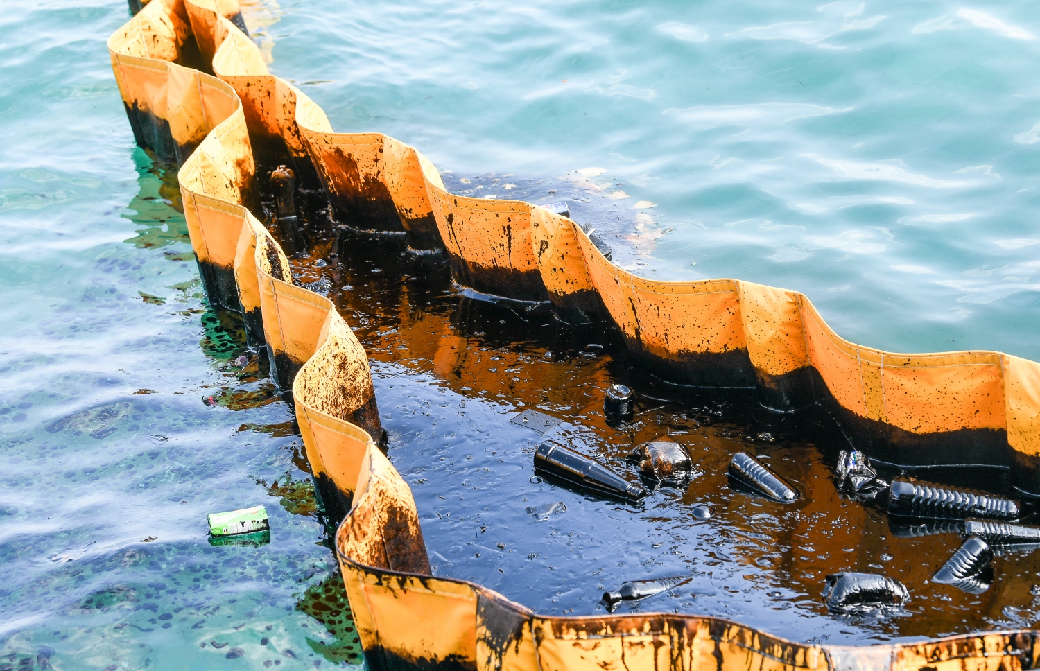 މާލެ ރަސްމީ ފާލަމުގެ ދިމާލުން ފަޅުތެރެއަށް ކަޅުތެޔޮ އެޅިފައި: 1،000 ލީޓަރު ތެޔޮ އެޅިފައި އޮތް ކަމަށް ބެލެވޭ.-- ފޮޓޯ: ނިޝާން އަލީ / މިހާރު