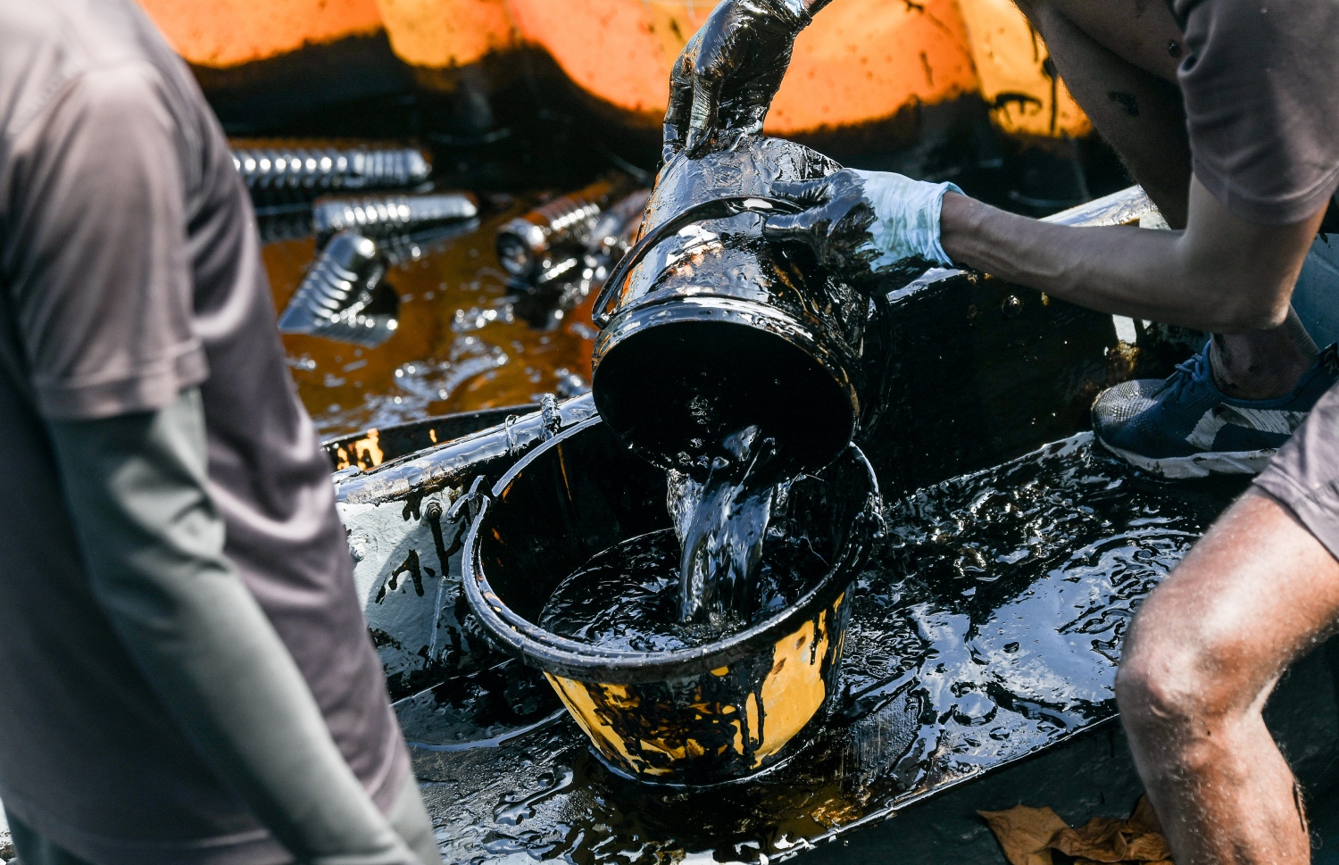 މާލޭގެ ރަސްމީ ފަލާމާ ދިމާލުން ފަޅުތެރެއަށް އެޅުނު ކަޅުތެޔޮ ސާފުކުރުމުގެ މަސައްކަތް އިއްޔެ ފެށިގެން ކޯސްޓް ގާޑުގެ ސިފައިން ކުރަނީ، 1،000 ލީޓަރު ތެޔޮ އެޅިފައި އޮތް ކަމަށް ބެލެވޭ .-- ފޮޓޯ: ނިޝާން އަލީ / މިހާރު