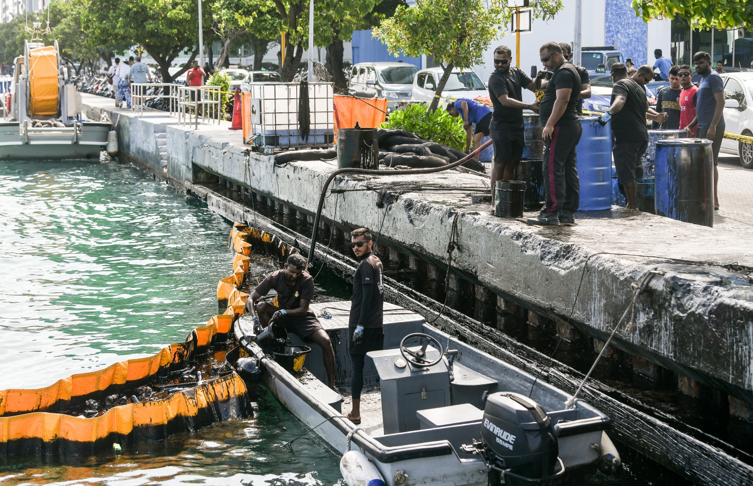 މާލޭގެ ރަސްމީ ފަލާމާ ދިމާލުން ފަޅުތެރެއަށް އެޅުނު ކަޅުތެޔޮ ސާފުކުރުމުގެ މަސައްކަތް އިއްޔެ ފެށިގެން ކޯސްޓް ގާޑުގެ ސިފައިން ކުރަނީ،  1،000 ލީޓަރު ތެޔޮ އެޅިފައި އޮތް ކަމަށް ބެލެވޭ .-- ފޮޓޯ: ނިޝާން އަލީ / މިހާރު