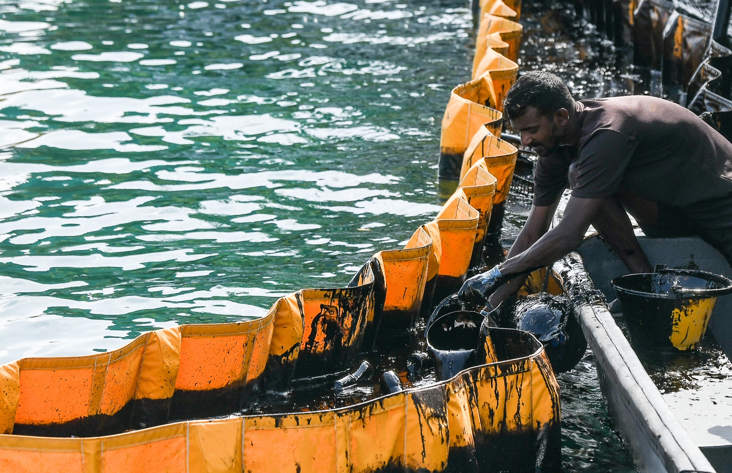 މާލޭގެ ރަސްމީ ފަލާމާ ދިމާލުން ފަޅުތެރެއަށް އެޅުނު ކަޅުތެޔޮ ސާފުކުރުމުގެ މަސައްކަތް އިއްޔެ ފެށިގެން ކޯސްޓް ގާޑުގެ ސިފައިން ކުރަނީ،  1،000 ލީޓަރު ތެޔޮ އެޅިފައި އޮތް ކަމަށް ބެލެވޭ .-- ފޮޓޯ: ނިޝާން އަލީ / މިހާރު