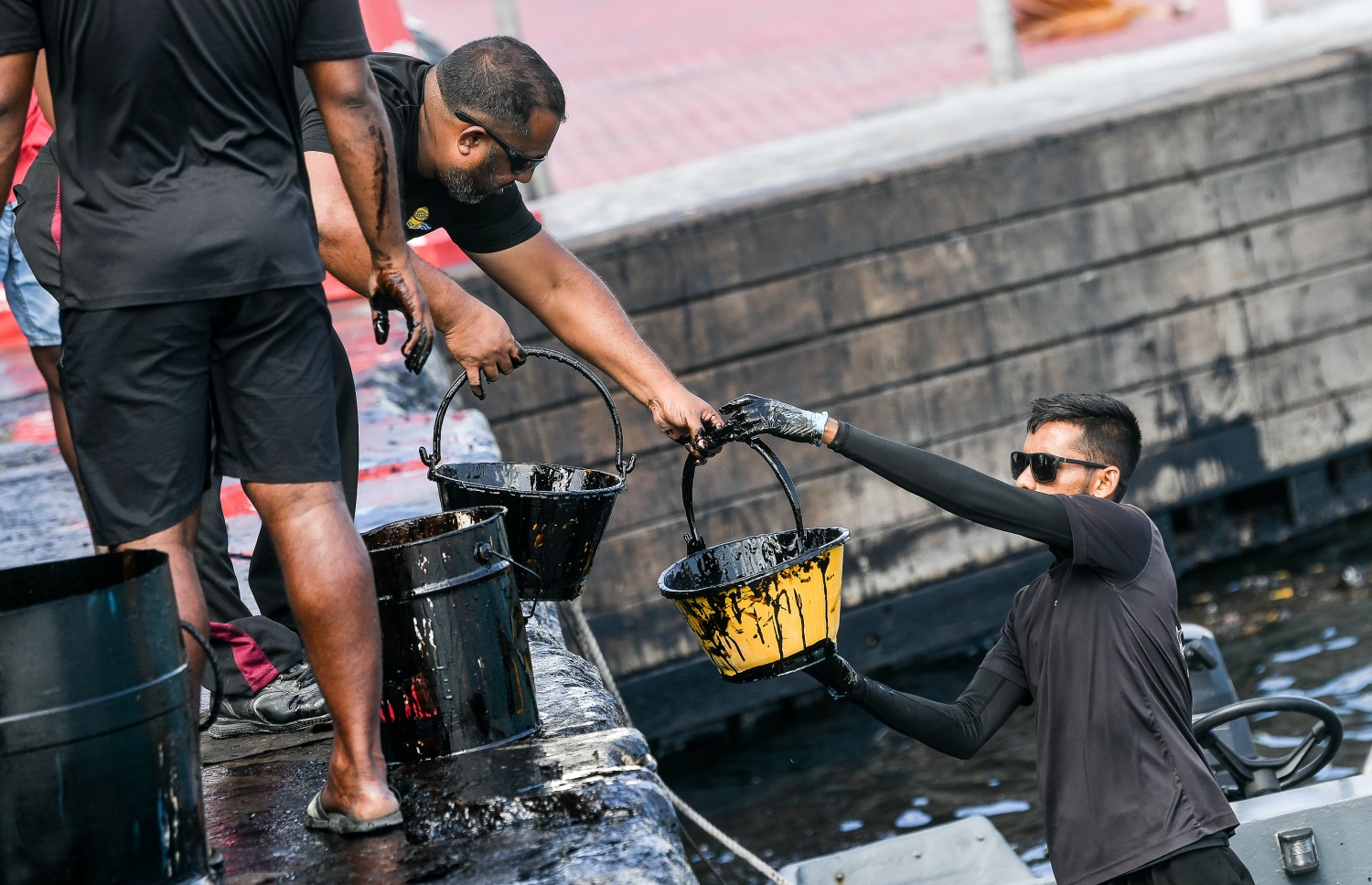 މާލޭގެ ރަސްމީ ފަލާމާ ދިމާލުން ފަޅުތެރެއަށް އެޅުނު ކަޅުތެޔޮ ސާފުކުރުމުގެ މަސައްކަތް އިއްޔެ ފެށިގެން ކޯސްޓް ގާޑުގެ ސިފައިން ކުރަނީ، 1،000 ލީޓަރު ތެޔޮ އެޅިފައި އޮތް ކަމަށް ބެލެވޭ .-- ފޮޓޯ: ނިޝާން އަލީ / މިހާރު