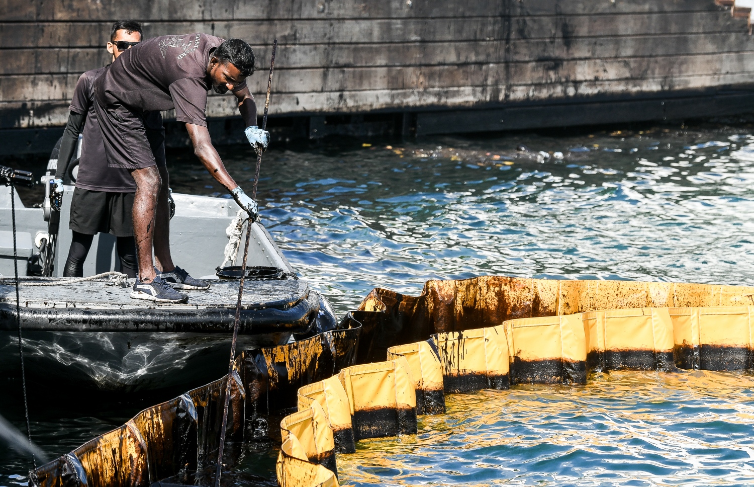 މާލޭގެ ރަސްމީ ފަލާމާ ދިމާލުން ފަޅުތެރެއަށް އެޅުނު ކަޅުތެޔޮ ސާފުކުރުމުގެ މަސައްކަތް އިއްޔެ ފެށިގެން ކޯސްޓް ގާޑުގެ ސިފައިން ކުރަނީ، 1،000 ލީޓަރު ތެޔޮ އެޅިފައި އޮތް ކަމަށް ބެލެވޭ .-- ފޮޓޯ: ނިޝާން އަލީ / މިހާރު