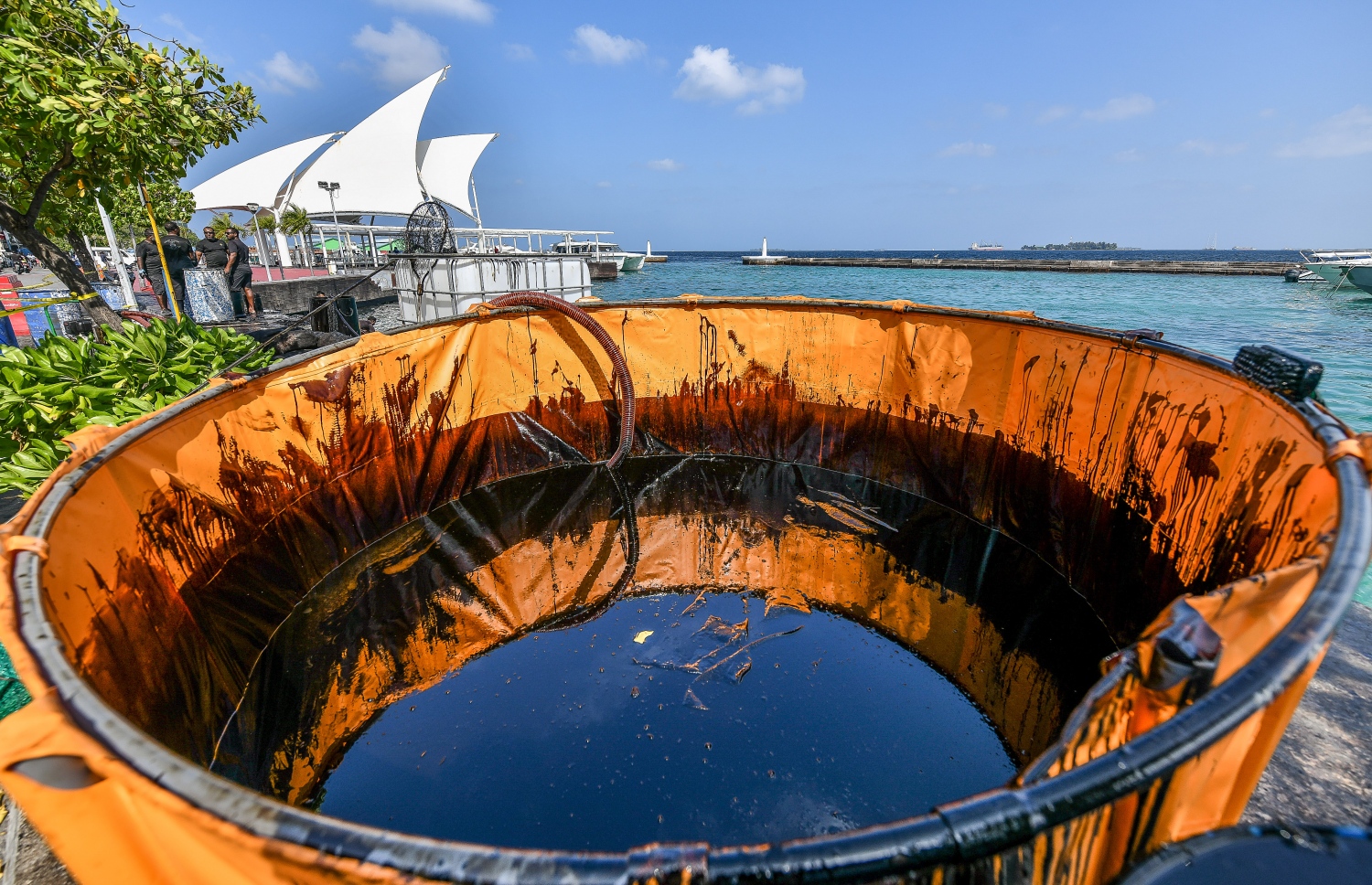 މާލޭގެ ރަސްމީ ފަލާމާ ދިމާލުން ފަޅުތެރެއަށް އެޅުނު ކަޅުތެޔޮ ސާފުކުރުމުގެ މަސައްކަތް އިއްޔެ ފެށިގެން ކޯސްޓް ގާޑުގެ ސިފައިން ކުރަނީ، 1،000 ލީޓަރު ތެޔޮ އެޅިފައި އޮތް ކަމަށް ބެލެވޭ .-- ފޮޓޯ: ނިޝާން އަލީ / މިހާރު