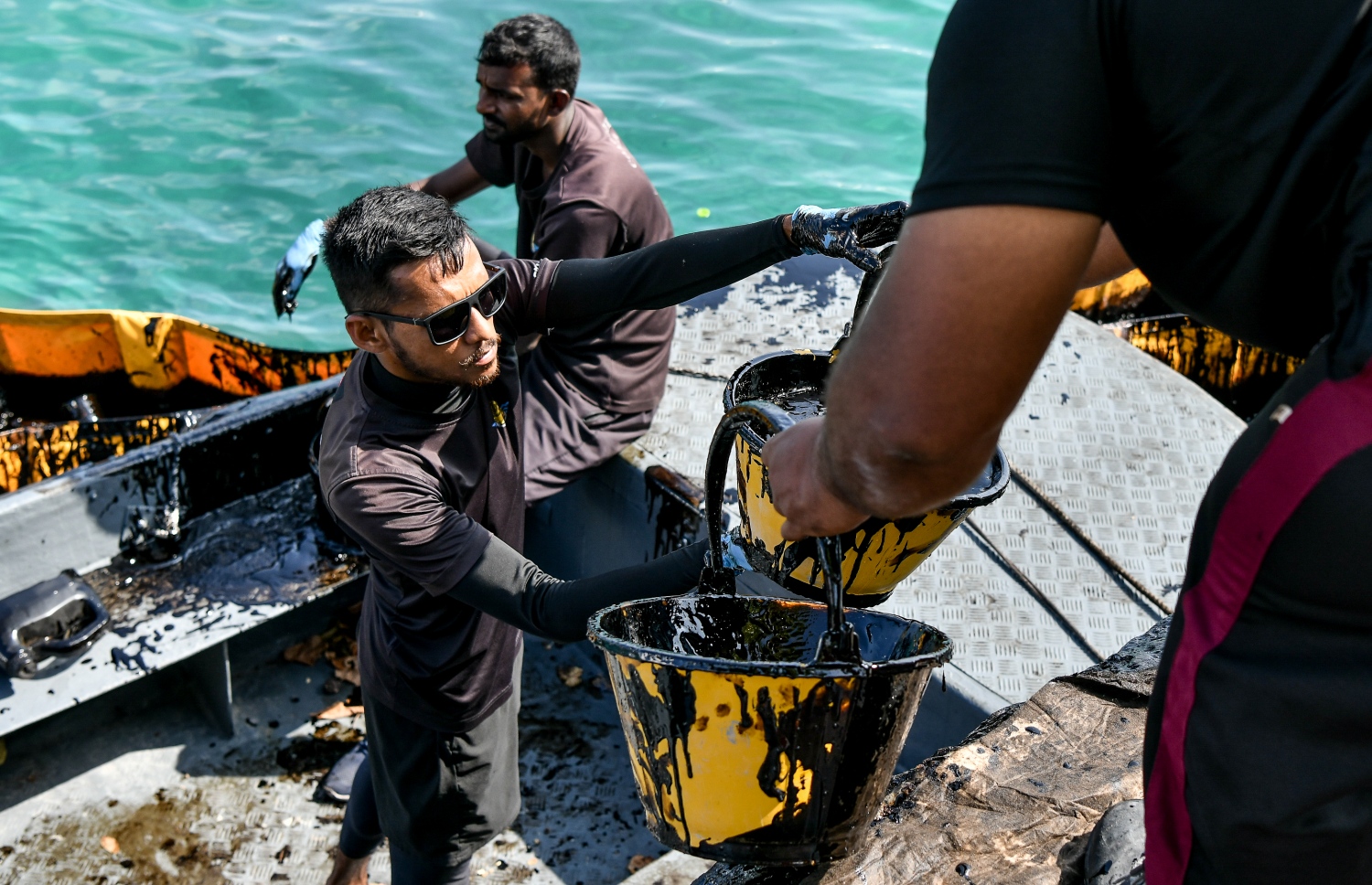 މާލޭގެ ރަސްމީ ފަލާމާ ދިމާލުން ފަޅުތެރެއަށް އެޅުނު ކަޅުތެޔޮ ސާފުކުރުމުގެ މަސައްކަތް އިއްޔެ ފެށިގެން ކޯސްޓް ގާޑުގެ ސިފައިން ކުރަނީ، 1،000 ލީޓަރު ތެޔޮ އެޅިފައި އޮތް ކަމަށް ބެލެވޭ .-- ފޮޓޯ: ނިޝާން އަލީ / މިހާރު