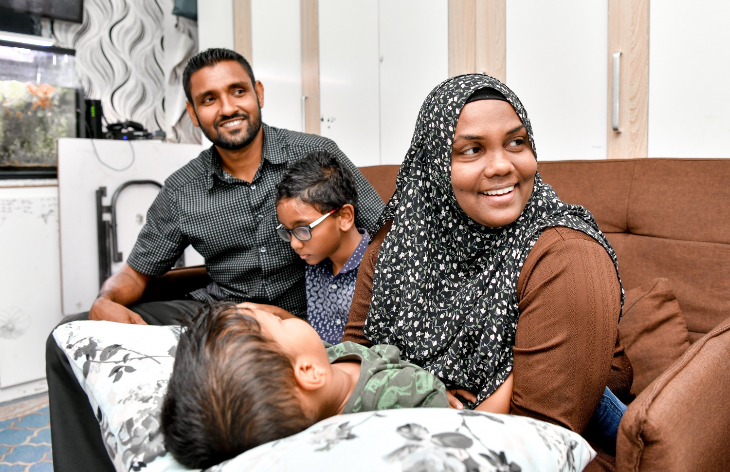 އަރޫޝާ އާއި އަޝްހަދު ދެ ކުދިންނާ އެކު މަޑުކޮށްލައިގެން. -- ފޮޓޯ: ނިޝާން އަލީ | މިހާރު