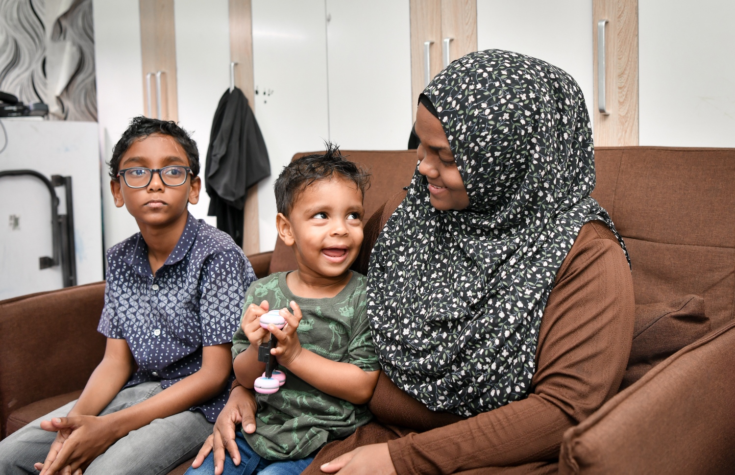 އަރޫޝާ ދެ ދަރިންނާ އެކު: ދިގު ދަތުރުގައި އޭނާއަށް އެންމެ ބޮޑު ހިތްވަރަކީ ފިރިމީހާ