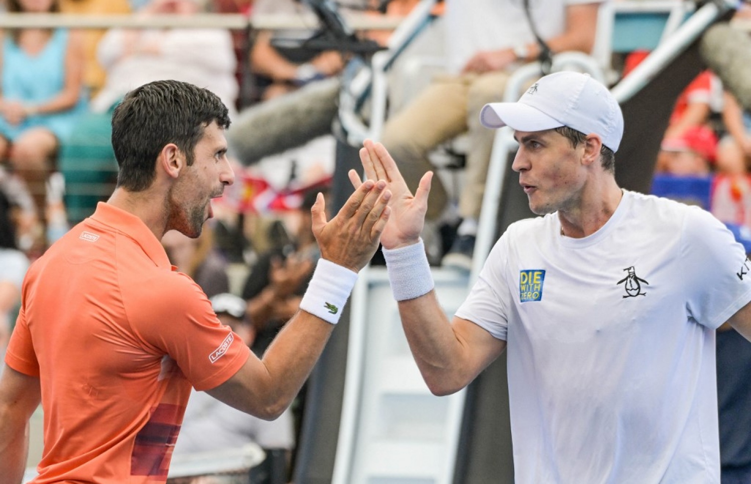 އަޑެލައިޑް މުބާރާތުގެ ޑަބަލްސް މެޗުގައި، ޖޮކޮވިޗް (ވ) އޭނާގެ ޕާޓްނަރު ޕޮސްޕިސިލް (ކ) އާއެކު.-- ފޮޓޯ: އޭއެފްޕީ